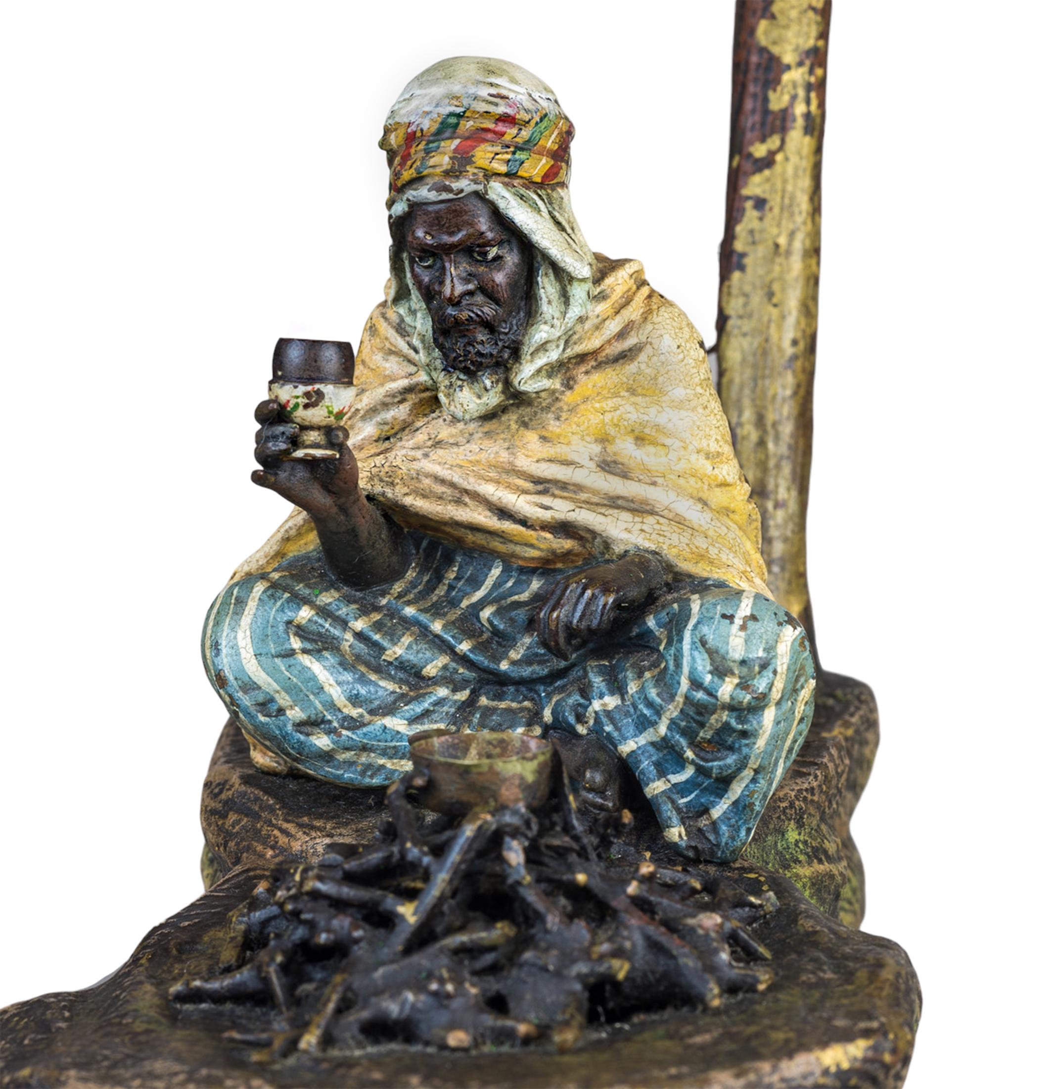 Autrichien Sculpture de lampe figurative autrichienne en bronze peinte à froid par Franz Bergmann en vente