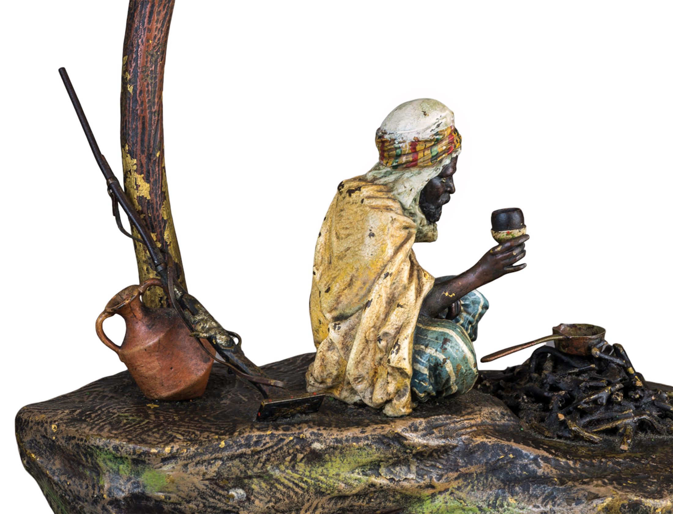 20ième siècle Sculpture de lampe figurative autrichienne en bronze peinte à froid par Franz Bergmann en vente
