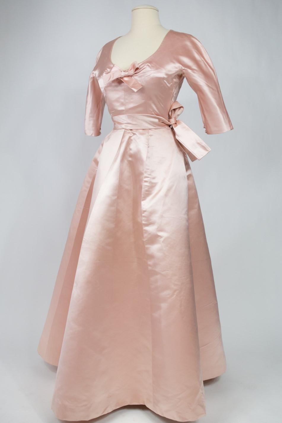 Robe de bal en satin Cristobal Balenciaga Couture numérotée 61819 - Circa 1960 8