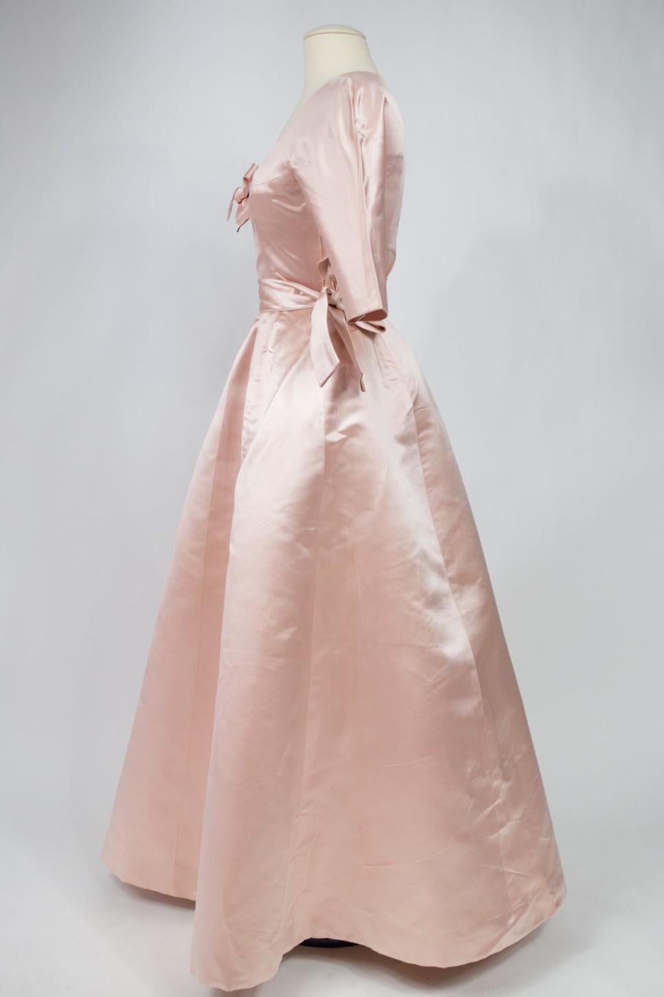 Robe de bal en satin Cristobal Balenciaga Couture numérotée 61819 - Circa 1960 10