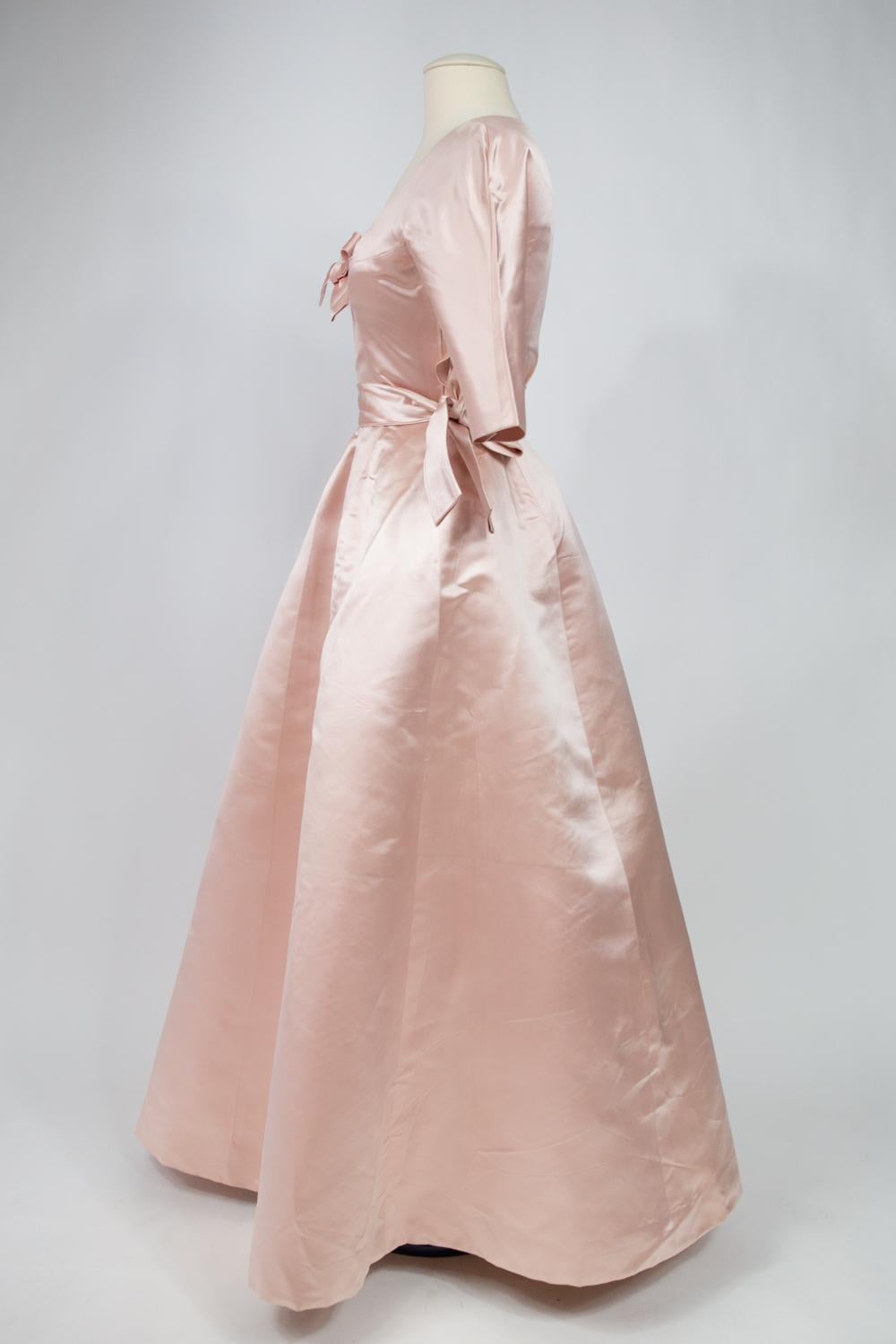 Robe de bal en satin Cristobal Balenciaga Couture numérotée 61819 - Circa 1960 1