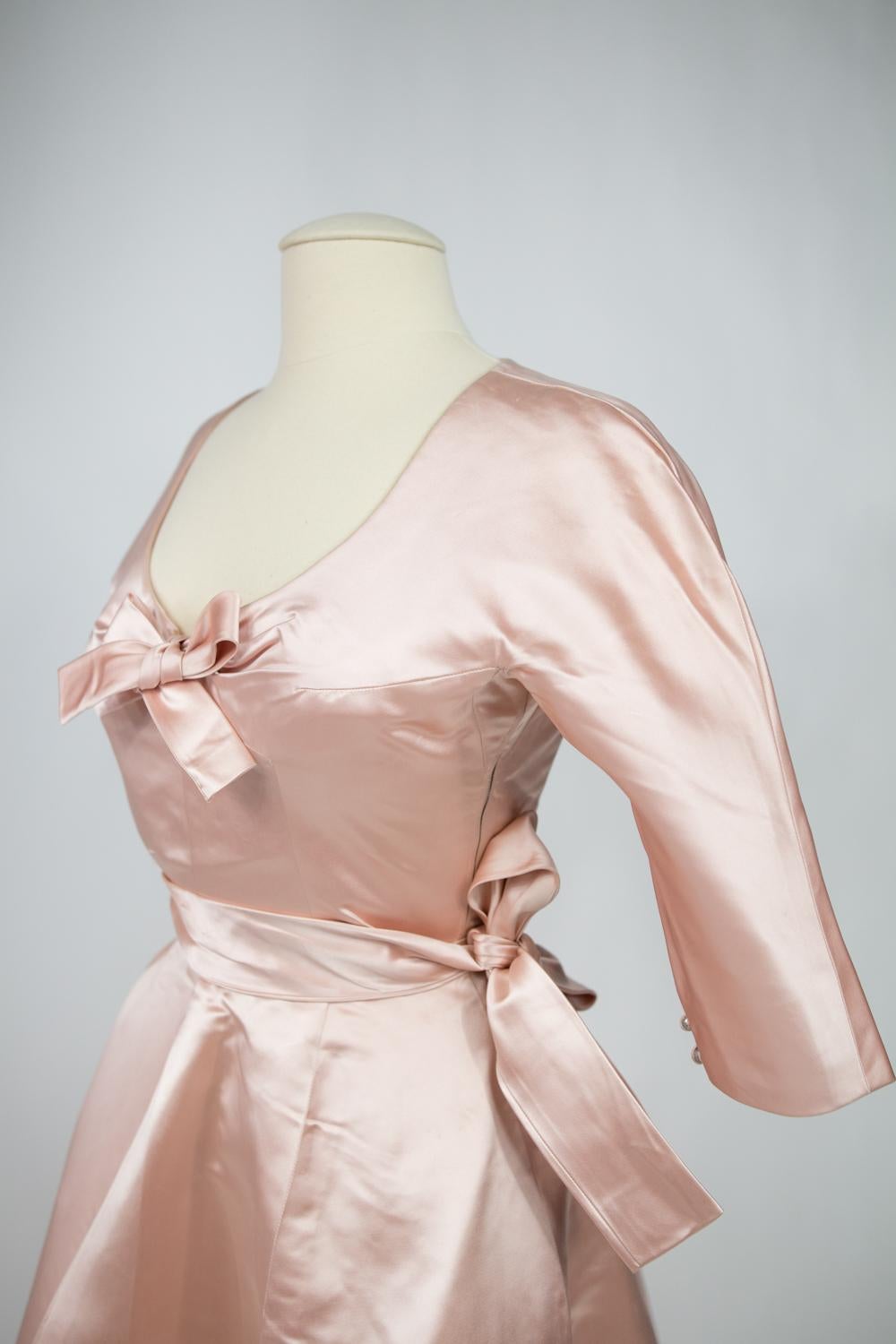A Cristobal Balenciaga Couture Satin Ball Gown Numbered 61819 - Circa 1960 In Good Condition In Toulon, FR