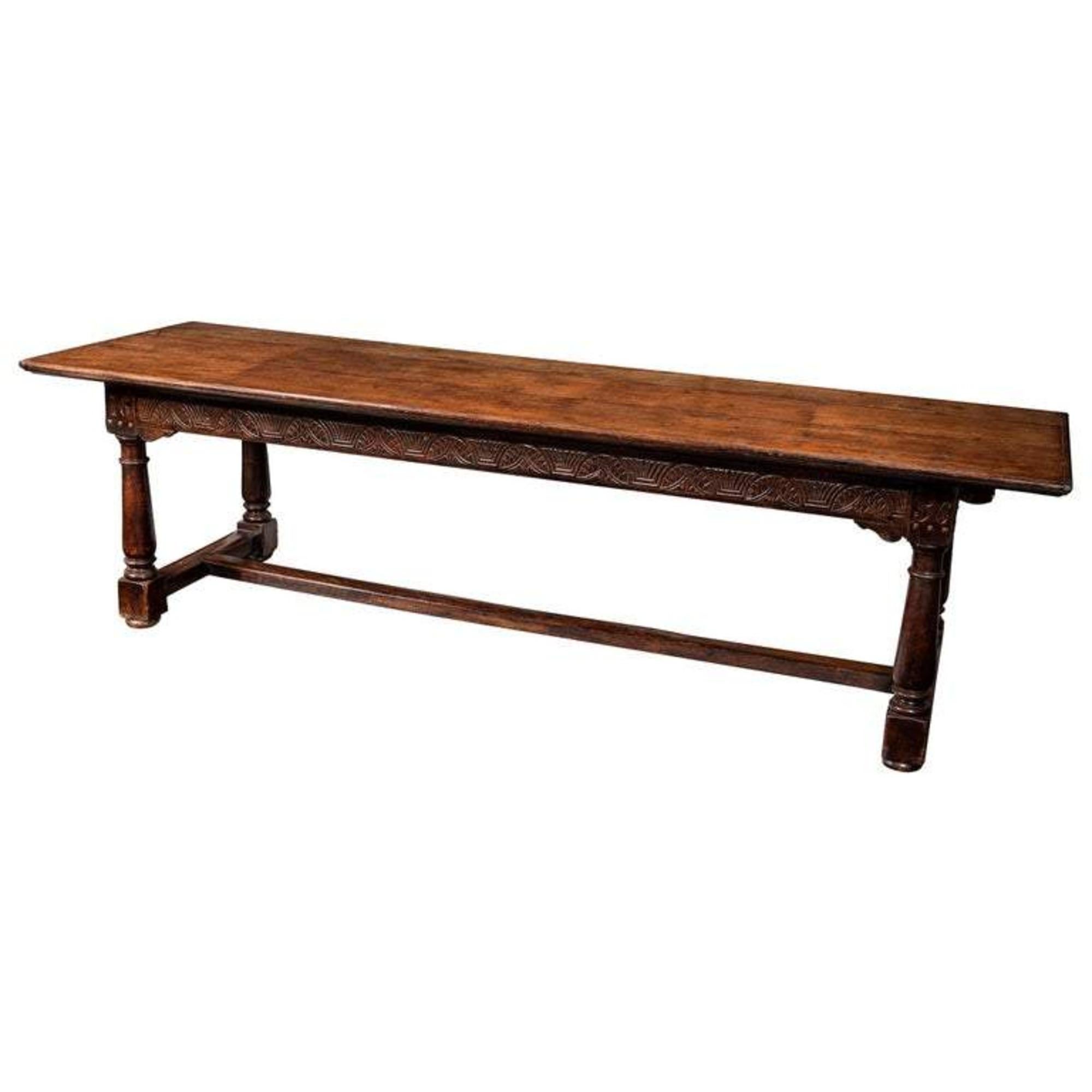 Table de réfectoire en chêne anglais de l'époque cromwellienne. 17ème siècle

Le plateau en planches est surmonté d'une frise sculptée en creux et repose sur des pieds en forme de colonne reliés par une entretoise en H, datée de 1656.

Décoration