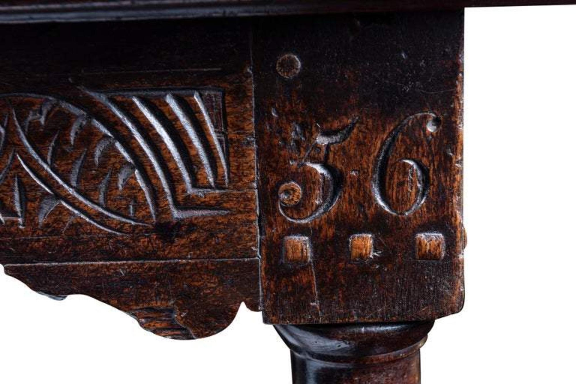 Sculpté à la main Table de réfectoire en chêne anglais de l'époque cromwellienne. 17ème siècle en vente