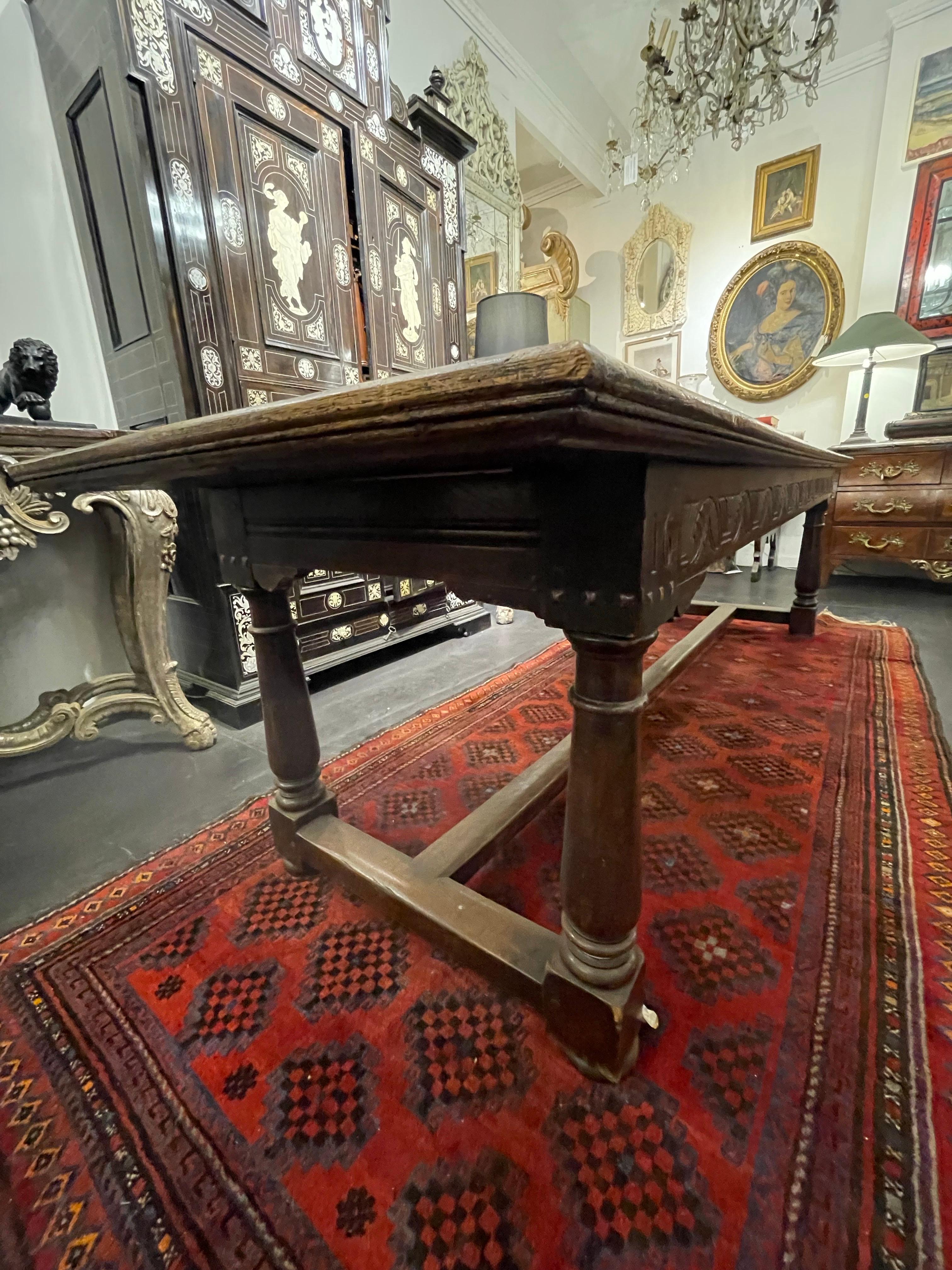 Chêne Table de réfectoire en chêne anglais de l'époque cromwellienne. 17ème siècle en vente