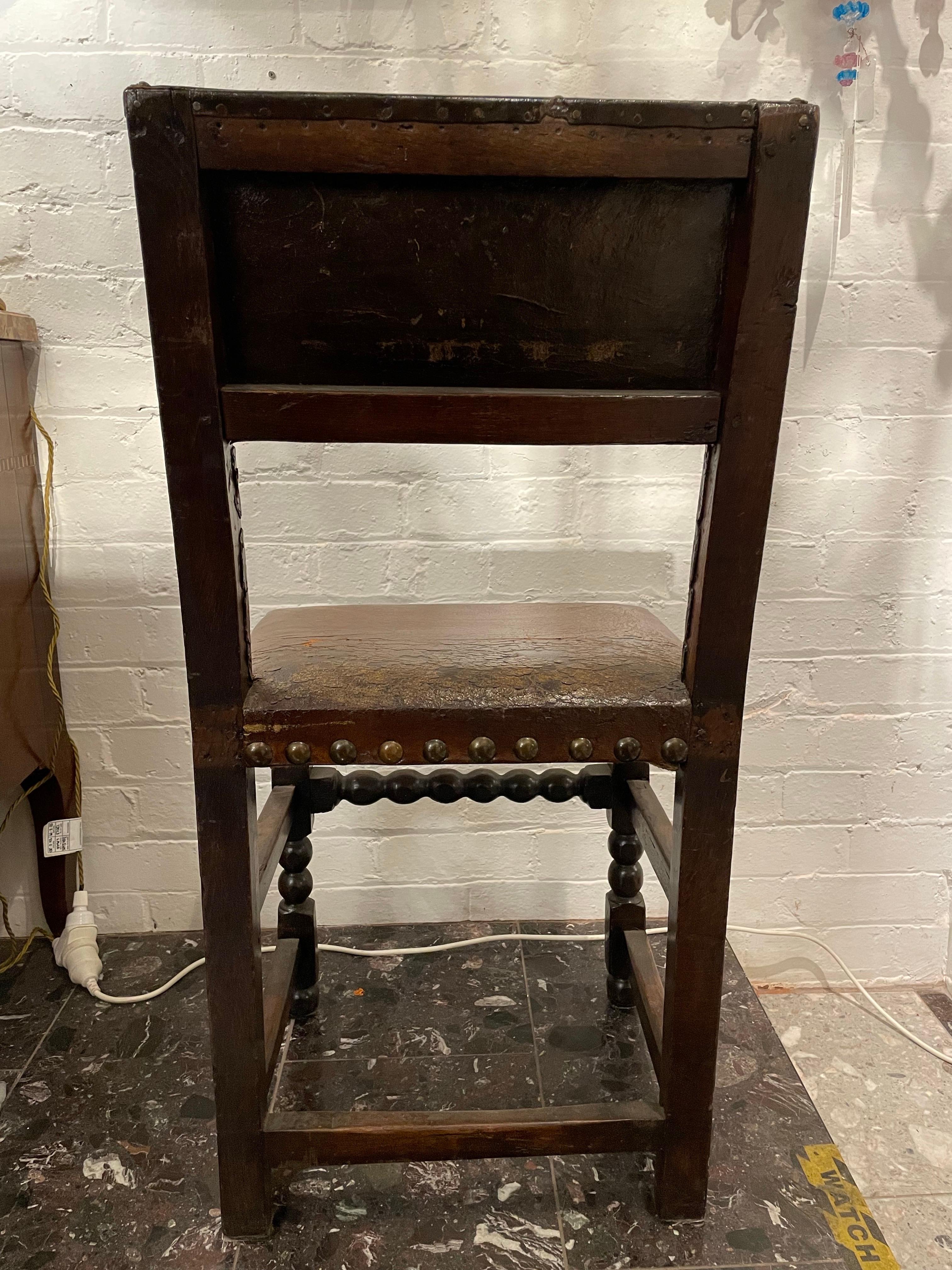 Ein Stuhl aus Leder und Eiche mit Nietenrückenlehne im Cromwellian-Stil, spätes 19. Jahrhundert im Zustand „Gut“ im Angebot in ARMADALE, VIC