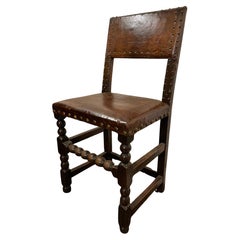 Silla con respaldo de cuero y roble tachonado de estilo cromwelliano, finales del siglo XIX