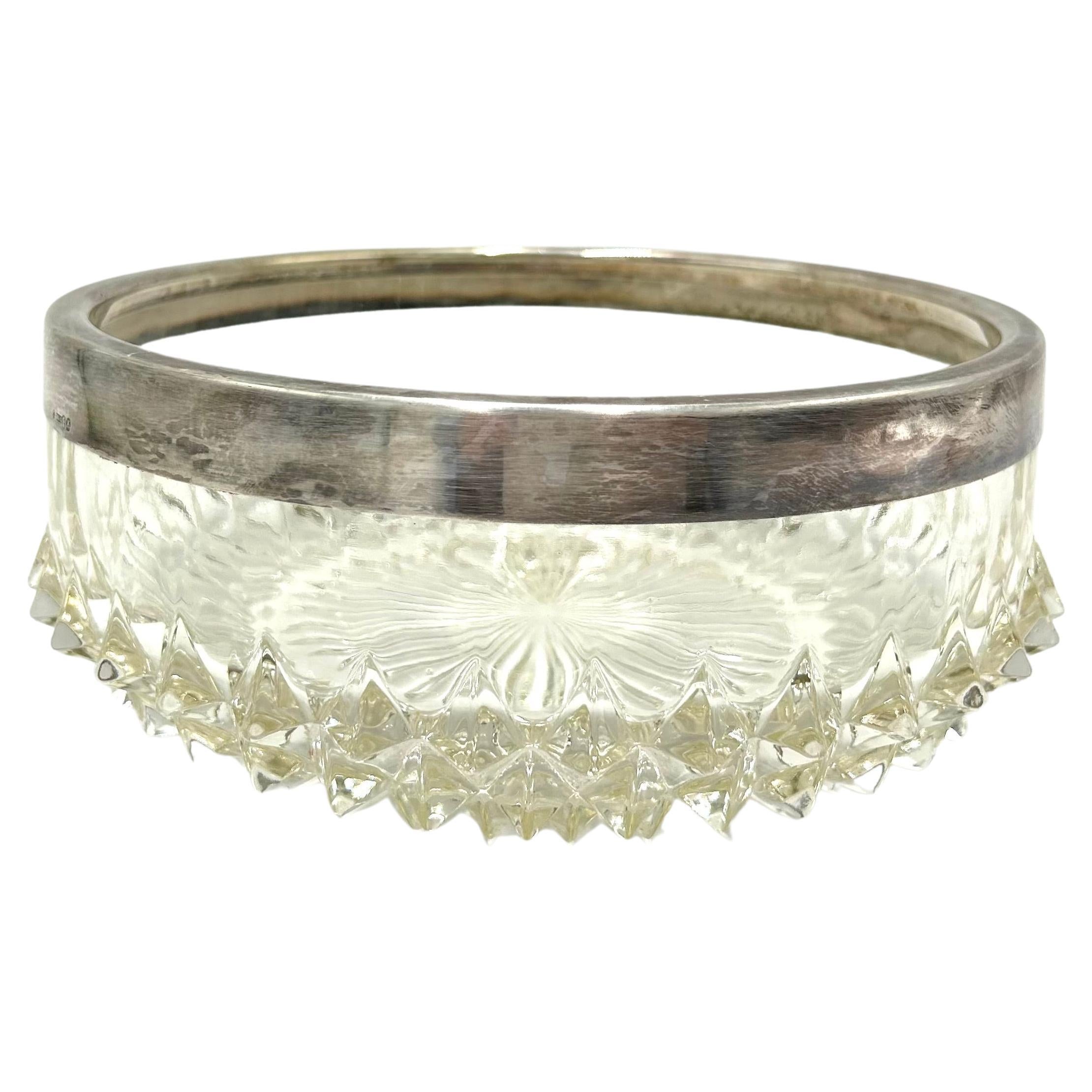 Eine Kristallschale mit silbernem Ring im Angebot