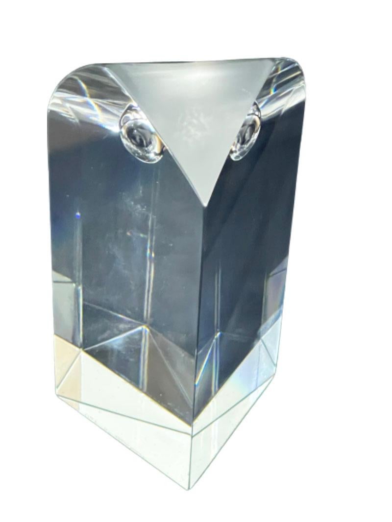 Une chouette en cristal Val Saint Lambert, conçue par Zoritchak, années 1980. 

Zoritchak est un artiste verrier et sculpteur de Slovaquie. (de 1944 à aujourd'hui). Une chouette en cristal en forme de triangle. Le dos droit et lisse est courbé