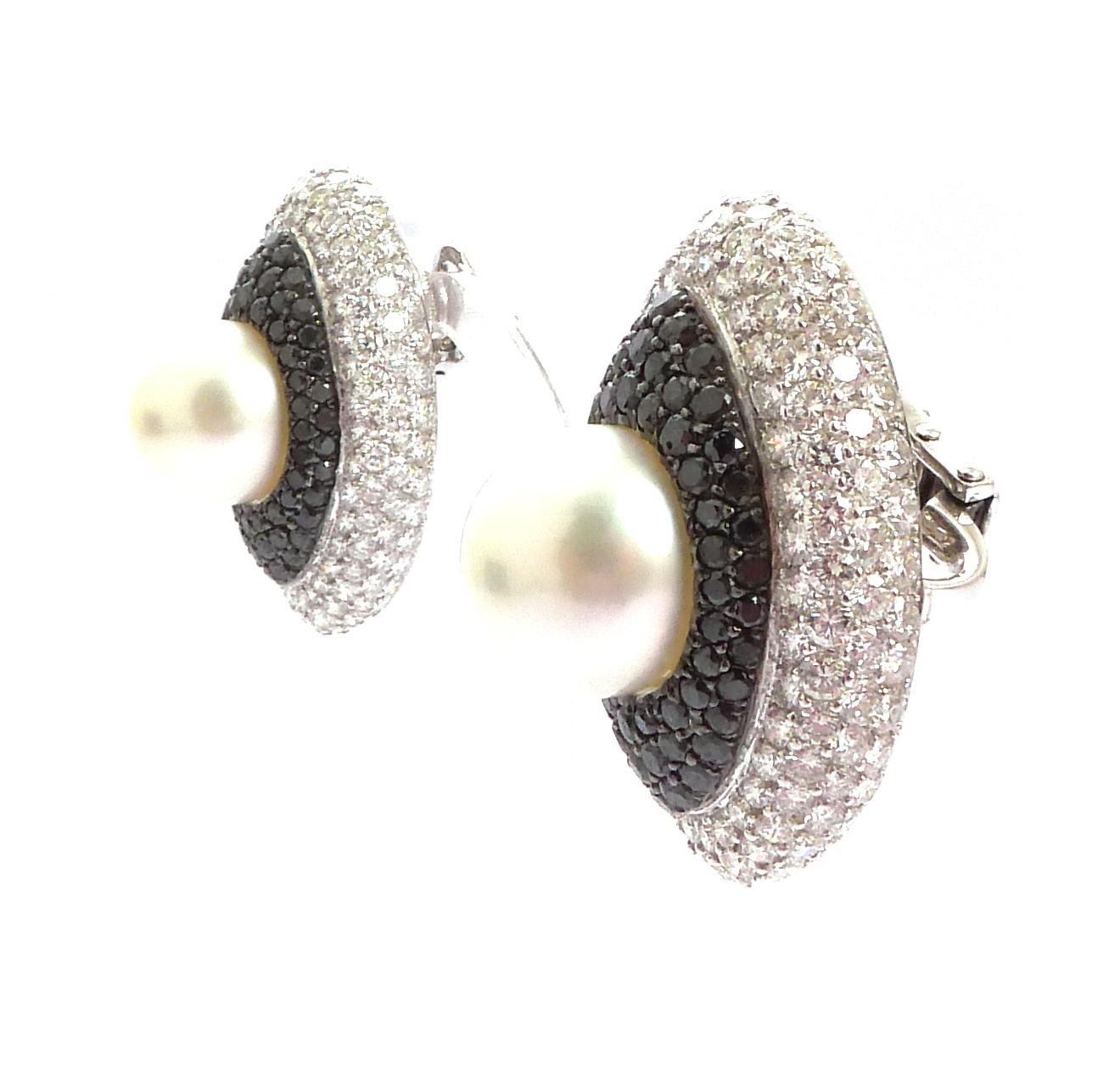 Cultured Pearl, Black Diamonds, White Diamonds Earrings in 18 Karat White Gold In Excellent Condition For Sale In Geneva, Geneva