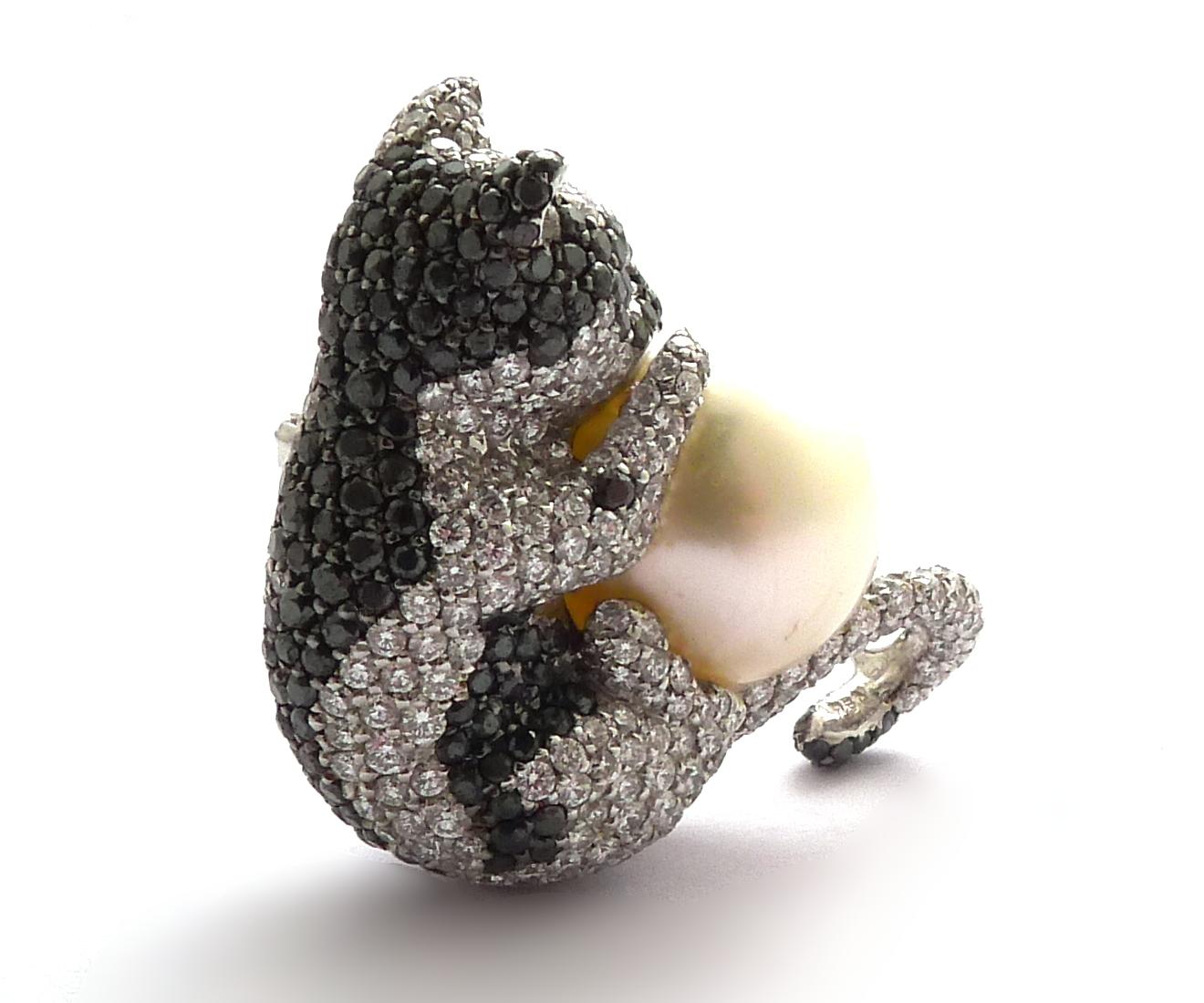 - 1 cultured pearl: 16.77 ct, white, South Sea quality
- Round black diamonds: 1.78 ct total
- Round diamonds: 3.64 ct total
- Gold: 16.36 gr