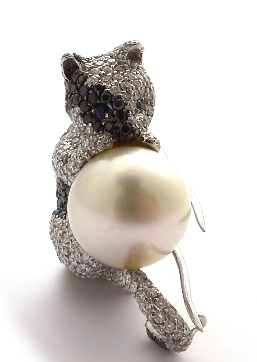 Cultured Pearl, Diamond and Black Diamond Kitten Mounted in 18 Karat White Gold In Excellent Condition For Sale In Geneva, Geneva