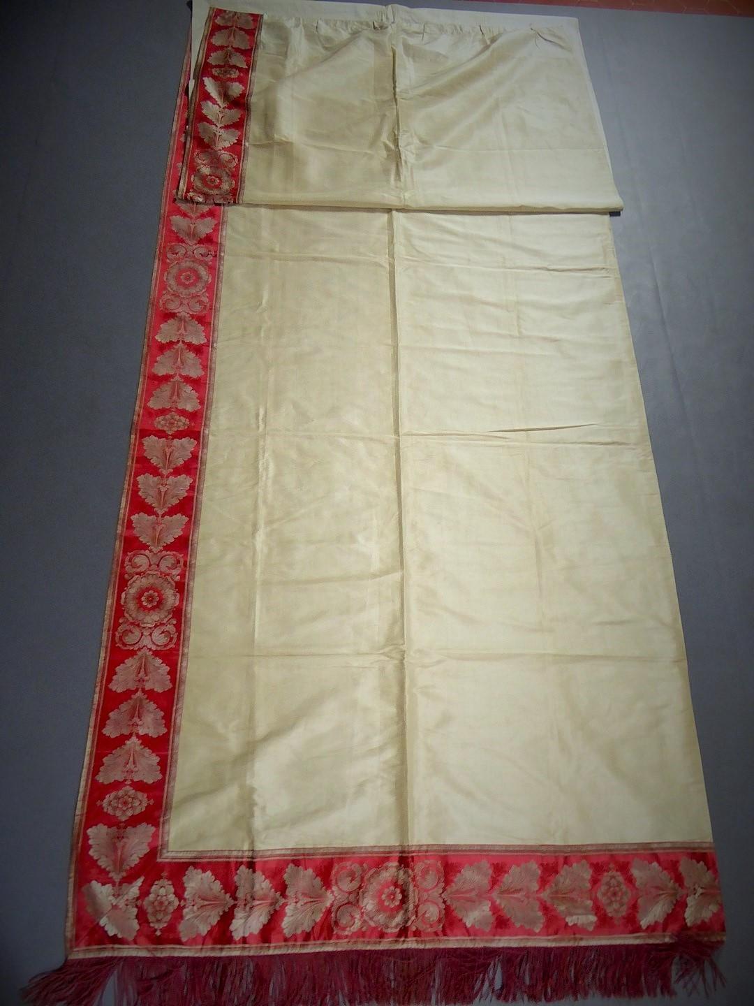 A Curtain in Cream Taffeta and Border in Red and Silver Lampas French Circa 1830 In Excellent Condition In Toulon, FR