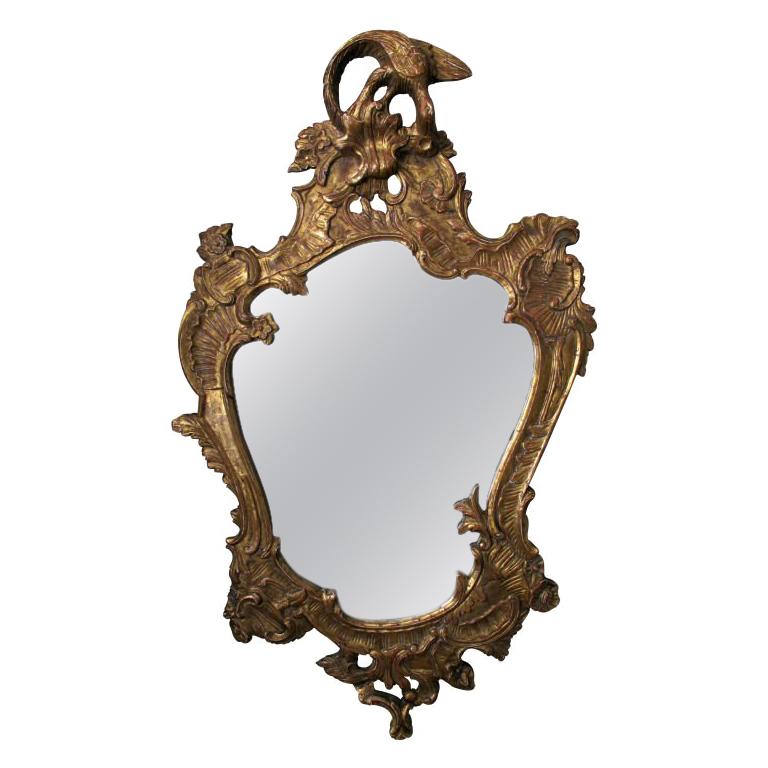 Miroir curviligne en forme de cartouche en bois doré sculpté de style George II anglais