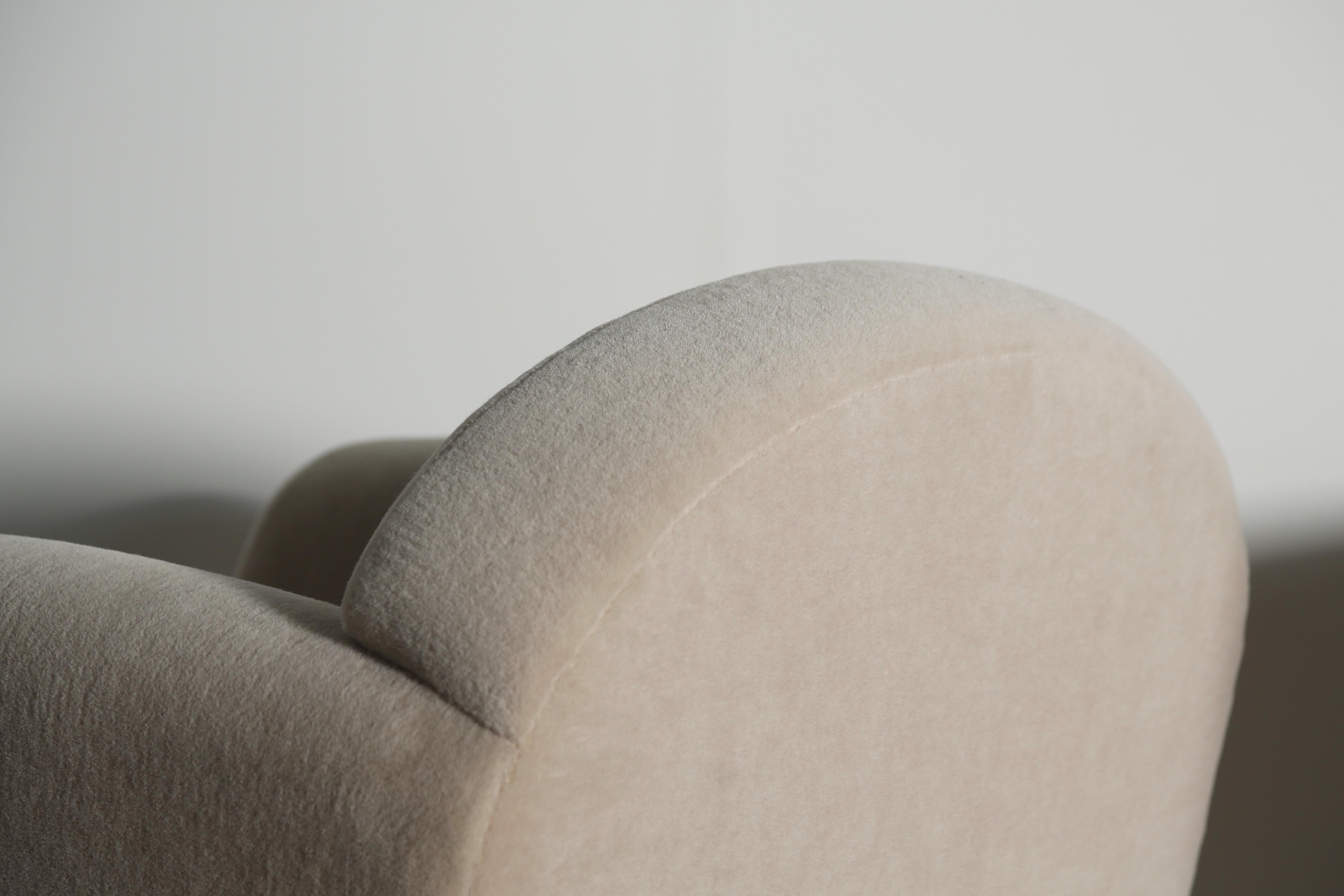 Una poltrona da salotto con bracci curvi, rivestita in pura alpaca in vendita 3