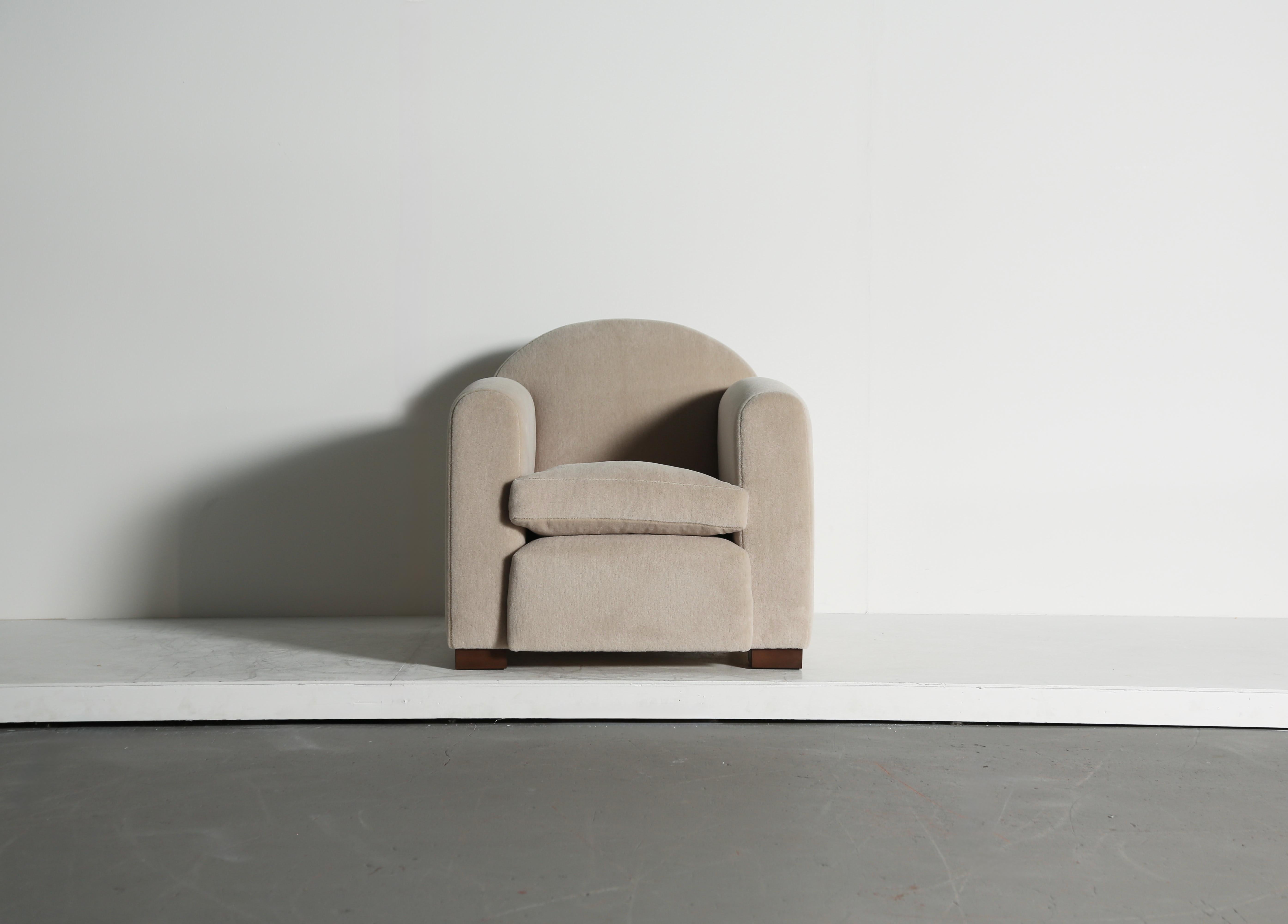 Art Déco Una poltrona da salotto con bracci curvi, rivestita in pura alpaca in vendita