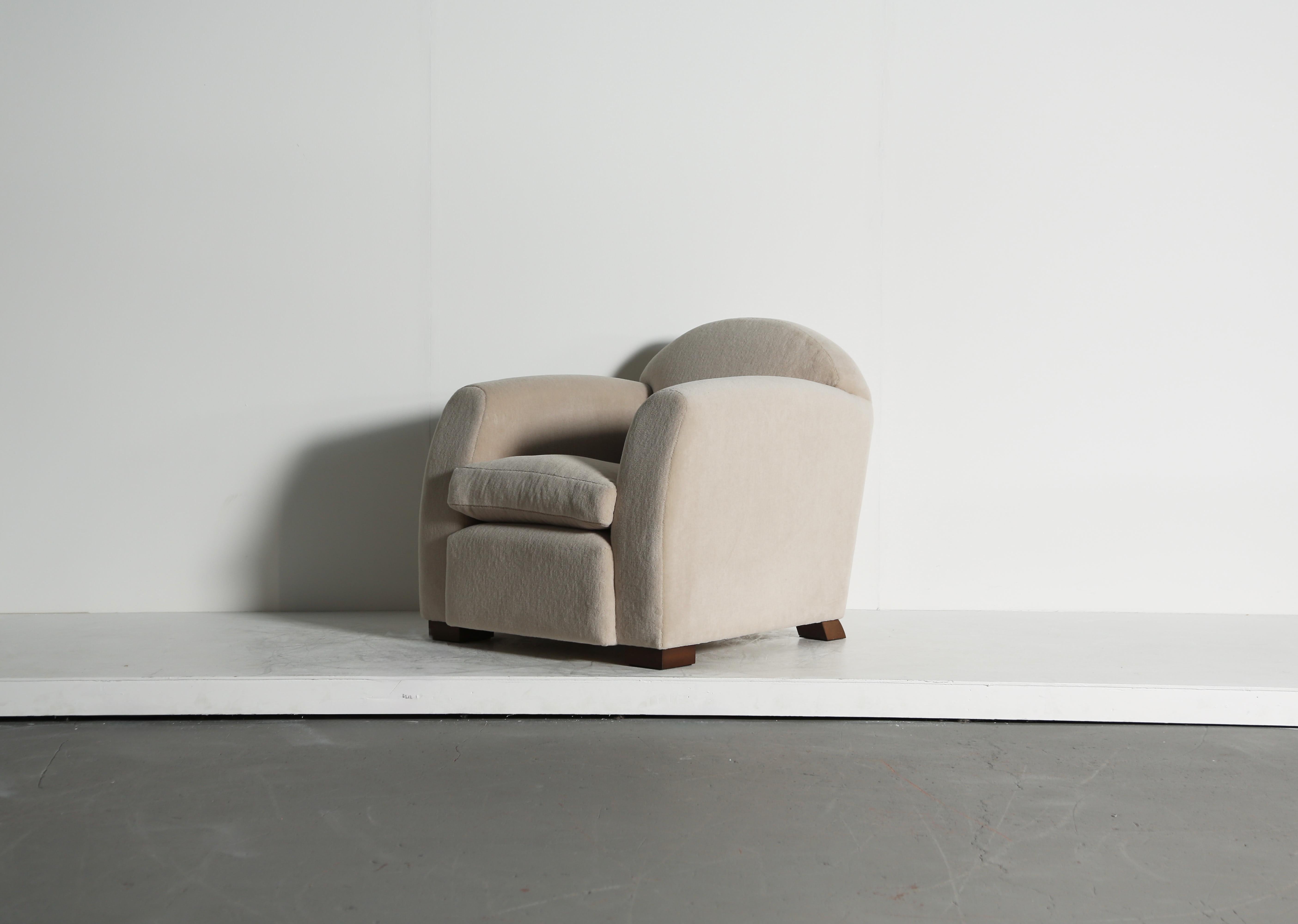 Britannico Una poltrona da salotto con bracci curvi, rivestita in pura alpaca in vendita