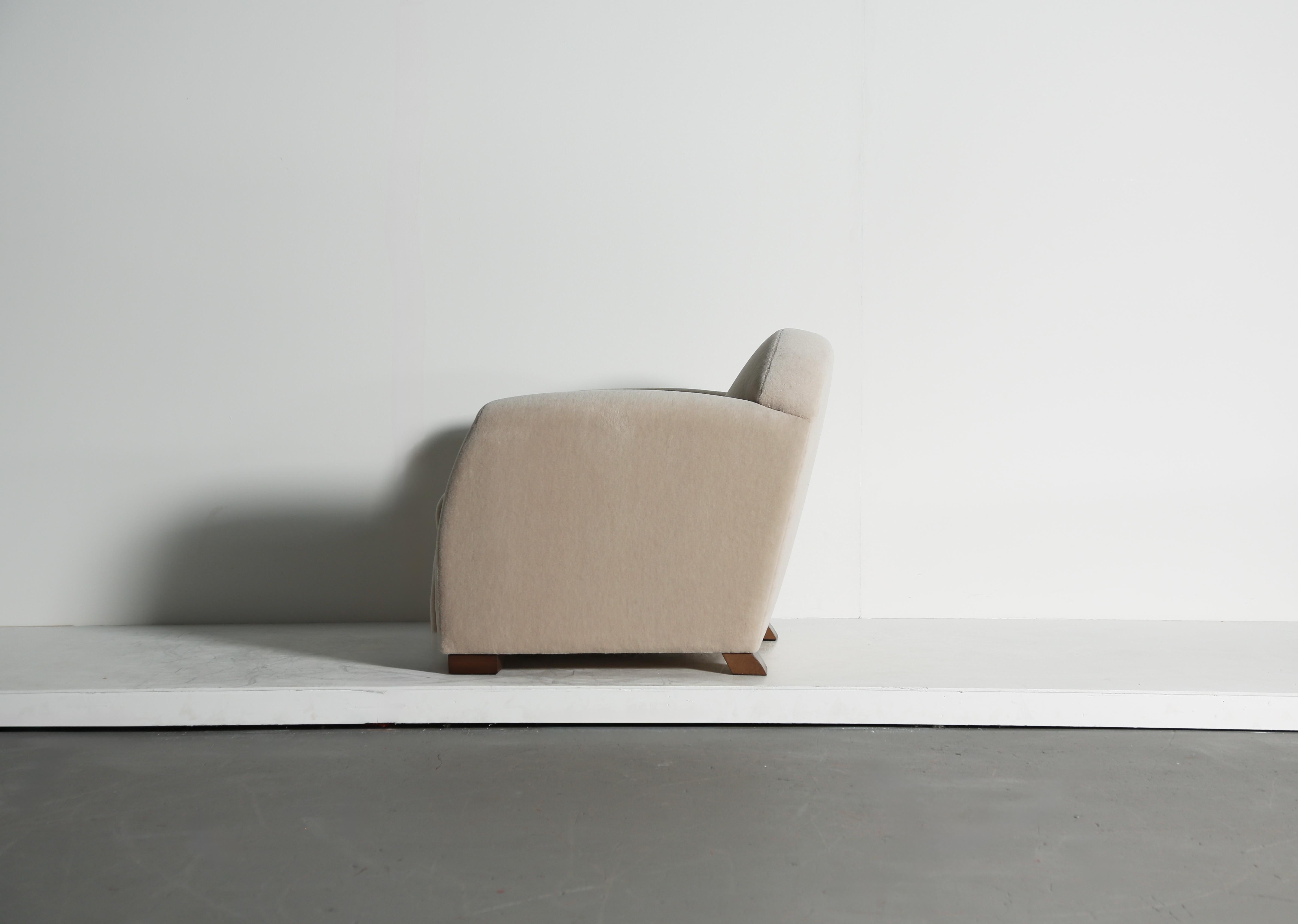 Una poltrona da salotto con bracci curvi, rivestita in pura alpaca In condizioni buone in vendita a Lewes, East Sussex