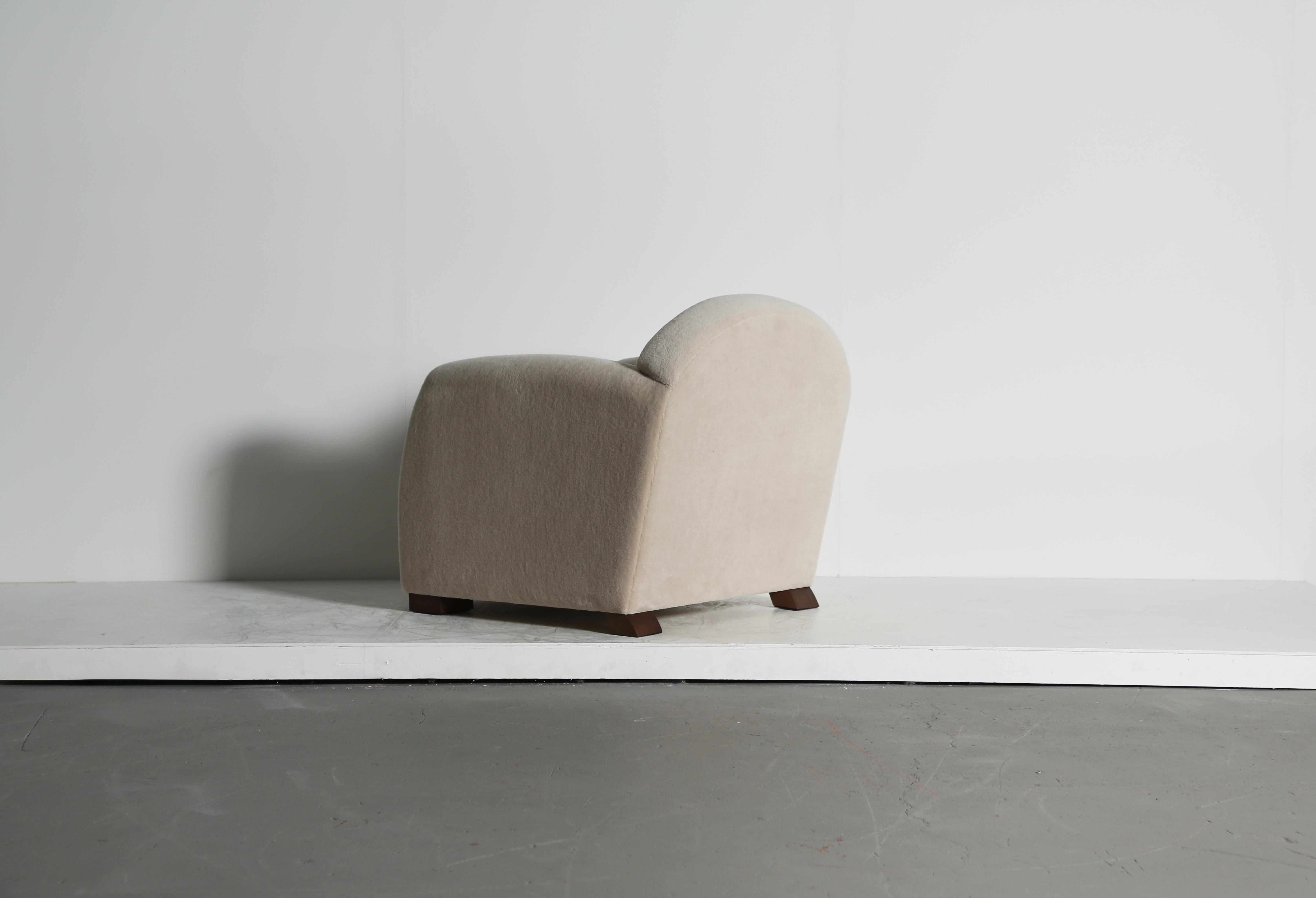 XXI secolo e contemporaneo Una poltrona da salotto con bracci curvi, rivestita in pura alpaca in vendita