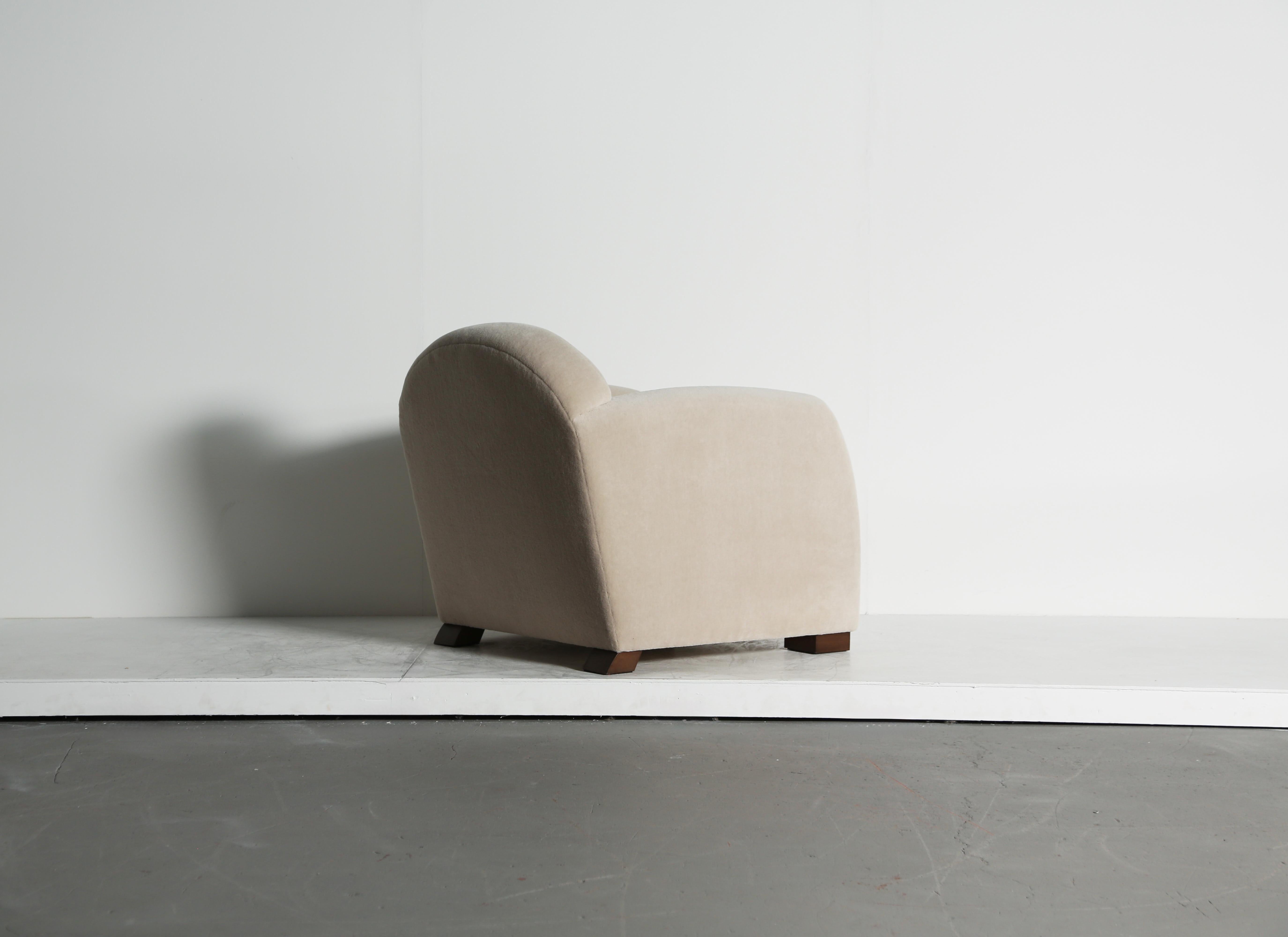 Alpaca Una poltrona da salotto con bracci curvi, rivestita in pura alpaca in vendita