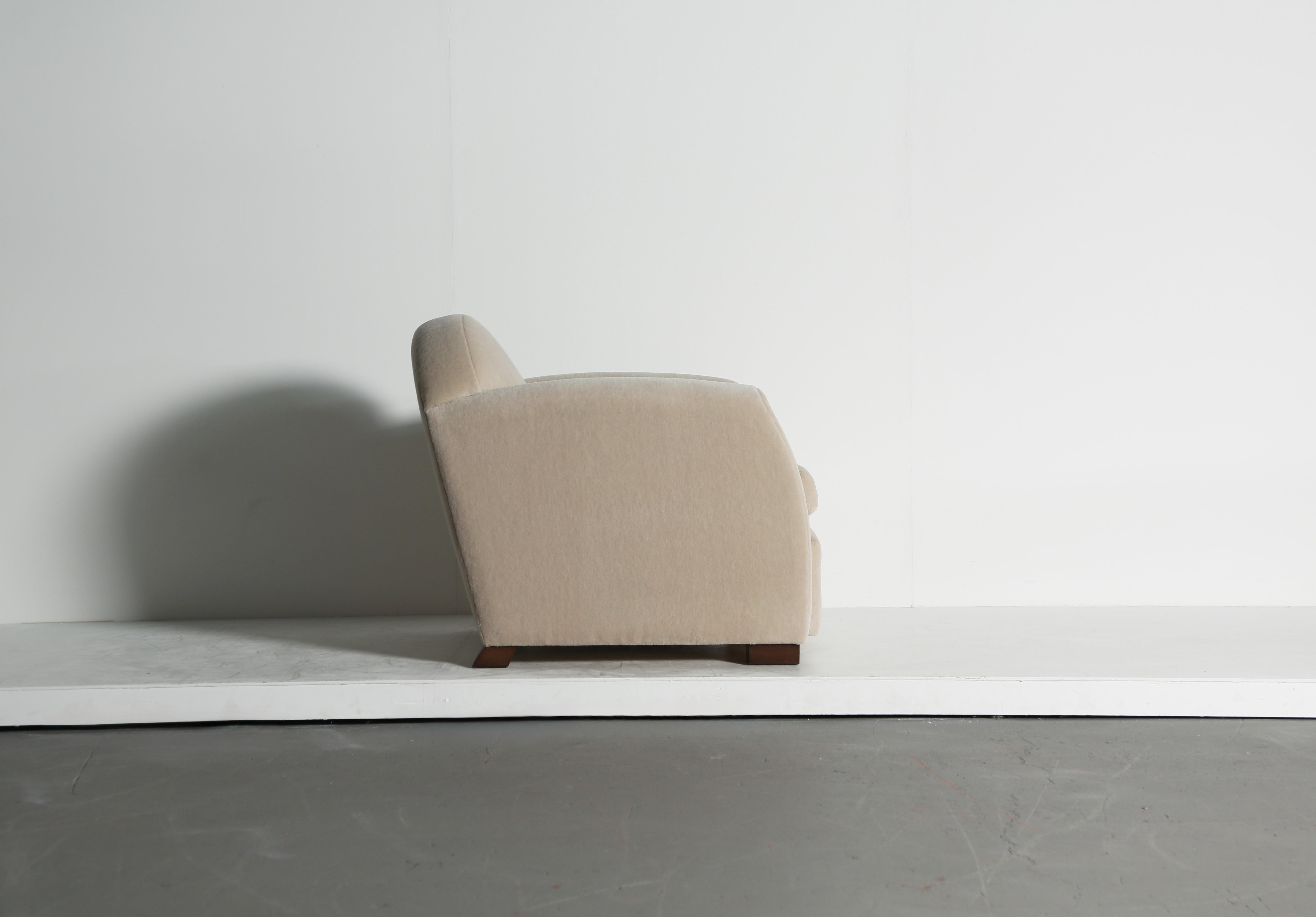 Una poltrona da salotto con bracci curvi, rivestita in pura alpaca in vendita 1