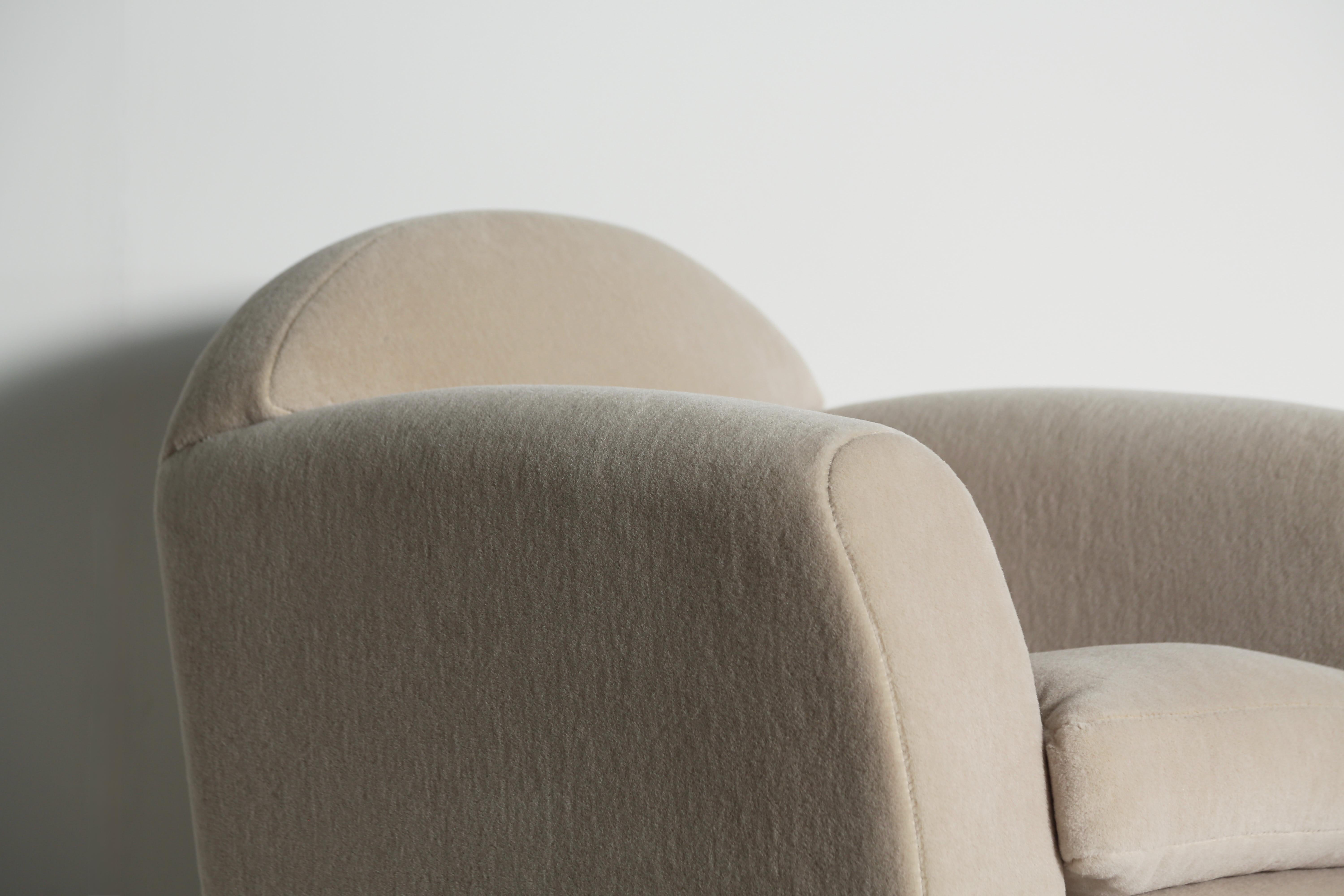 Una poltrona da salotto con bracci curvi, rivestita in pura alpaca in vendita 2