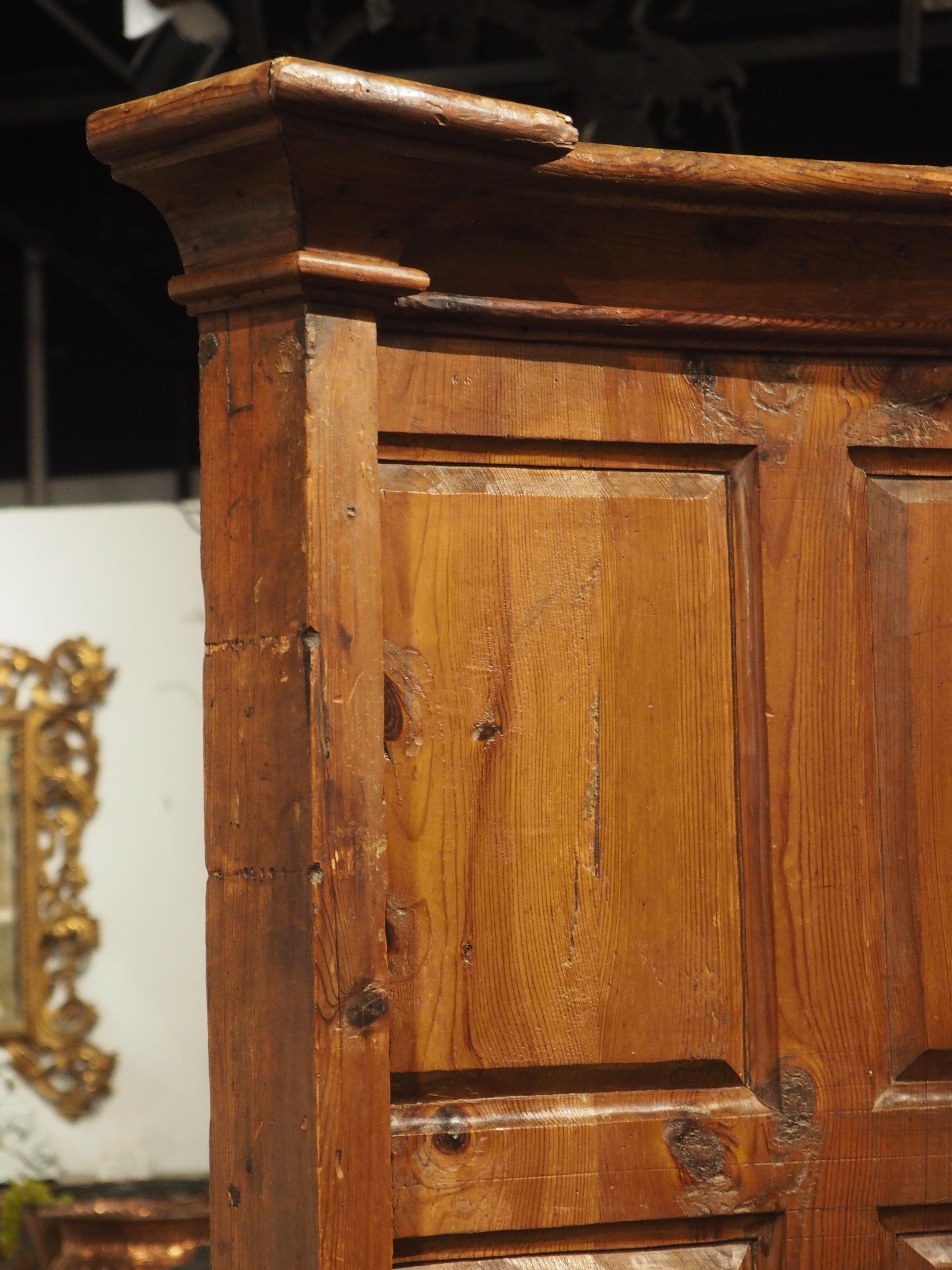 Ein geschwungener norditalienischer Chorstuhl aus geschnitztem Lärchenholz um 1700 im Angebot 7
