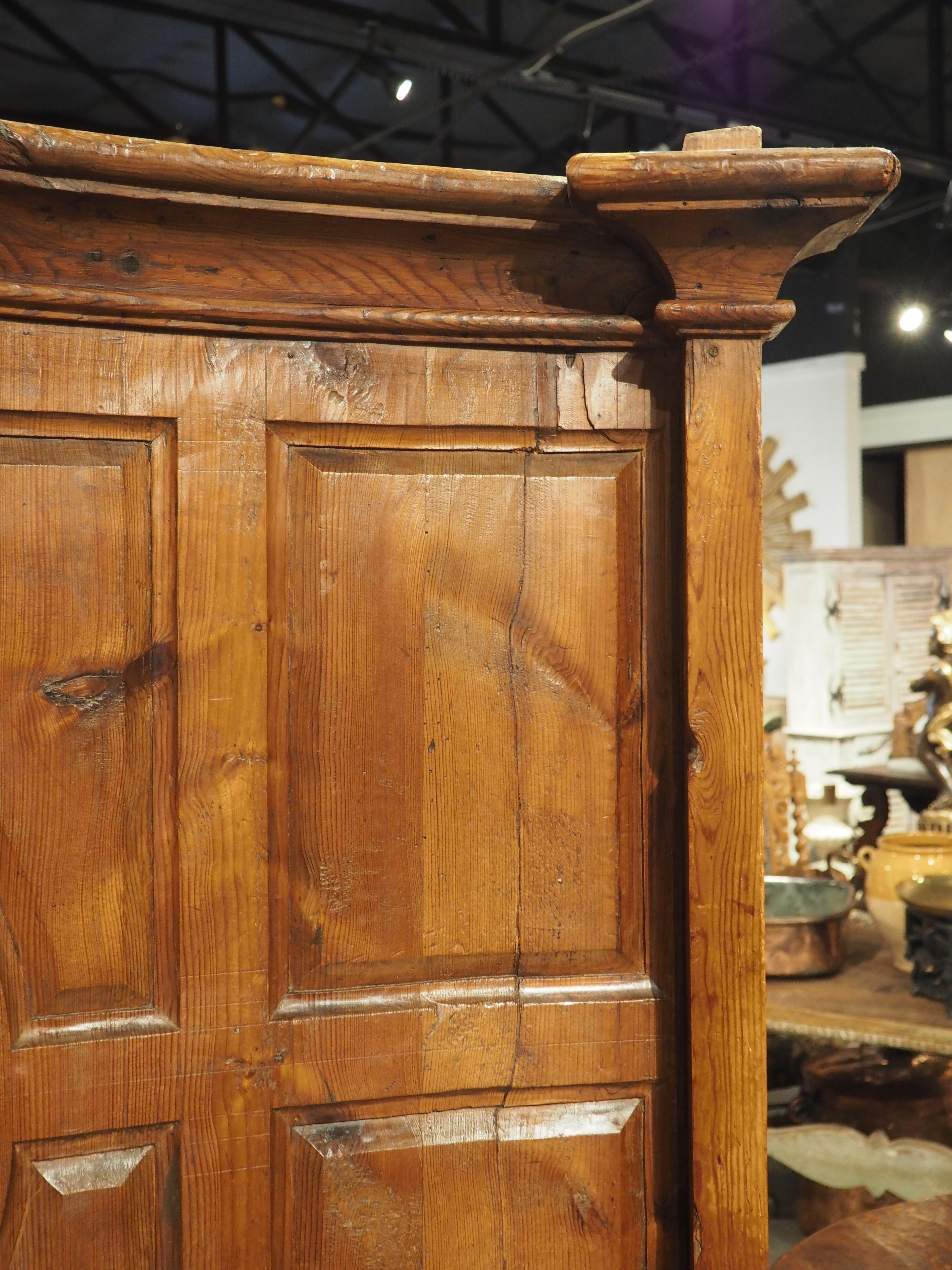 Ein geschwungener norditalienischer Chorstuhl aus geschnitztem Lärchenholz um 1700 im Angebot 9