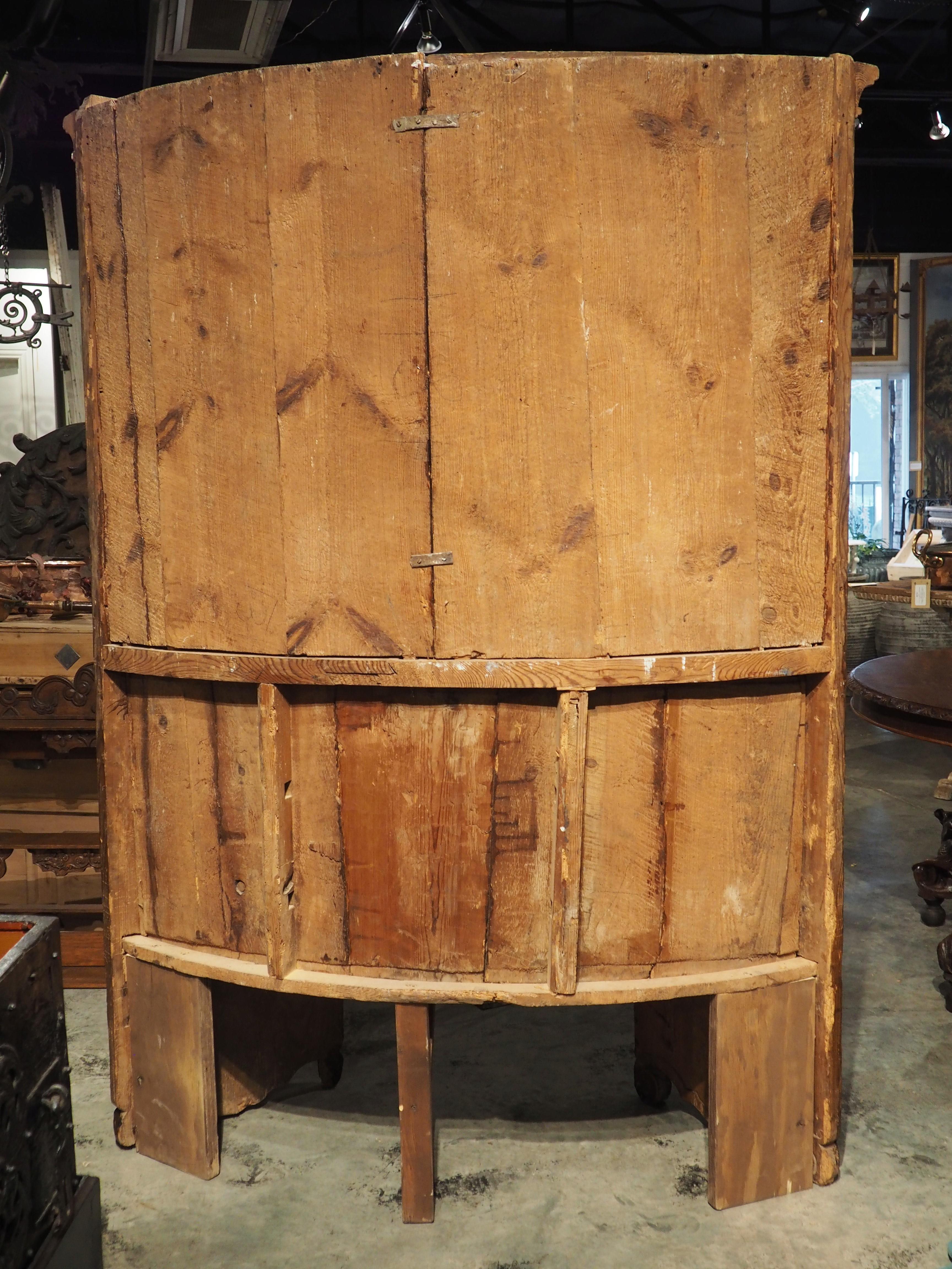 Ein einzigartiger Chorstuhl mit gebogener Rückenlehne, handgeschnitzt in Norditalien aus Lärchenholz. Die Lärche ist ein recht dauerhaftes Nadelholz, das in den italienischen Alpen, insbesondere in den Dolomiten, weit verbreitet ist. Es ist durchaus