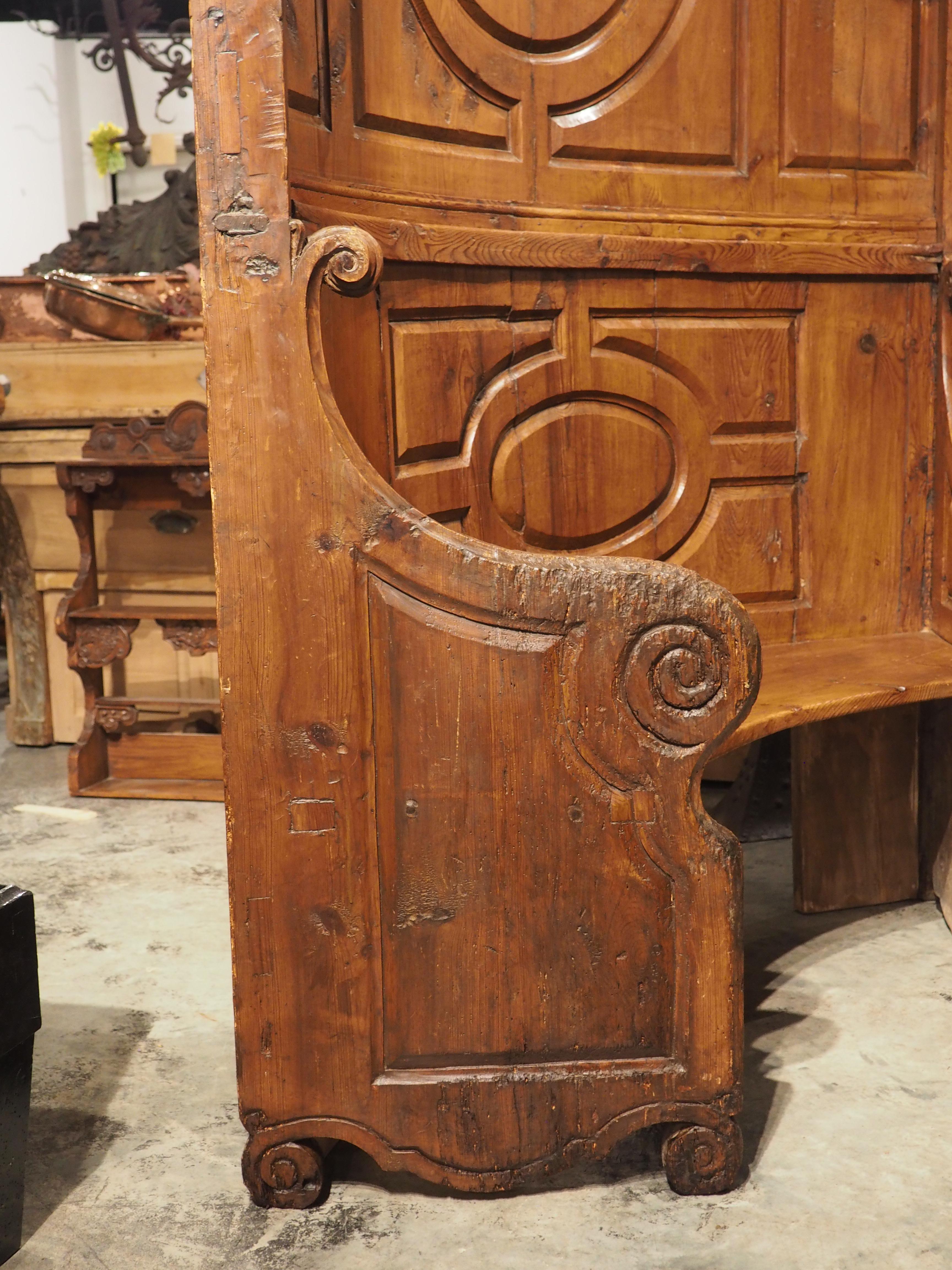 Curved circa 1700 North Italian Choir Chair in Carved Larch Wood In Good Condition For Sale In Dallas, TX