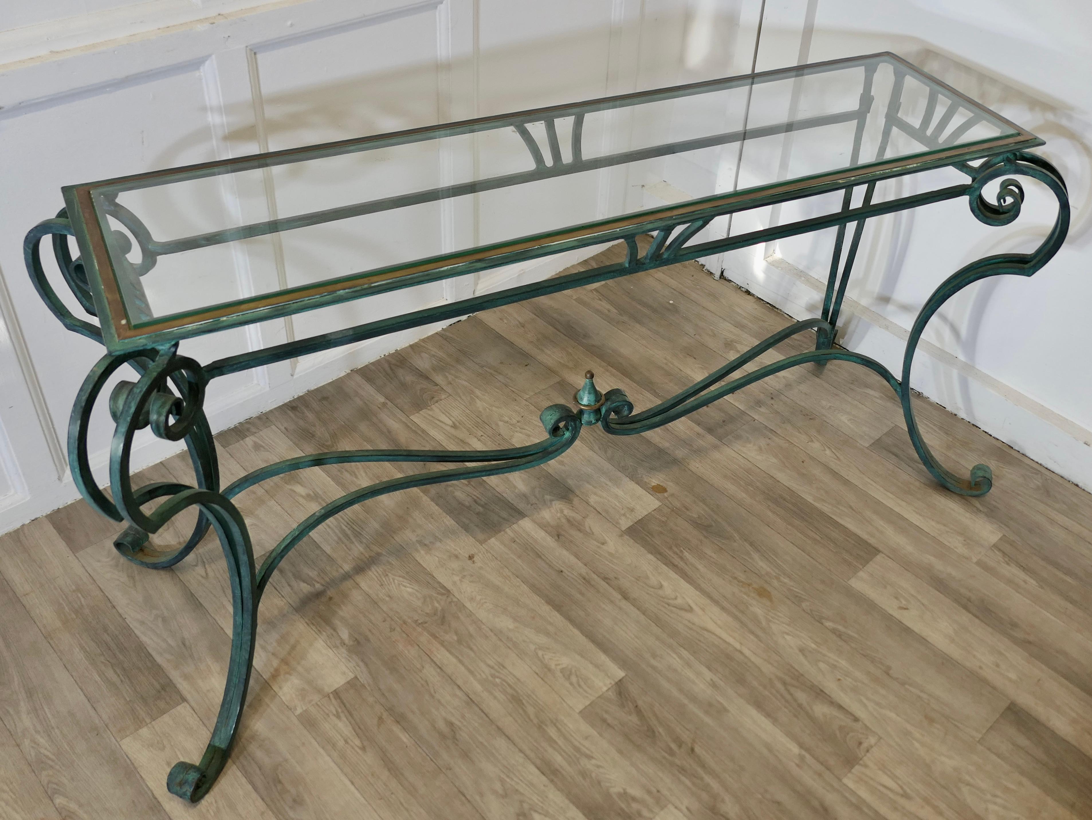Une courbure française en fer et laiton vert  Table console    C'est une belle table en vente 4