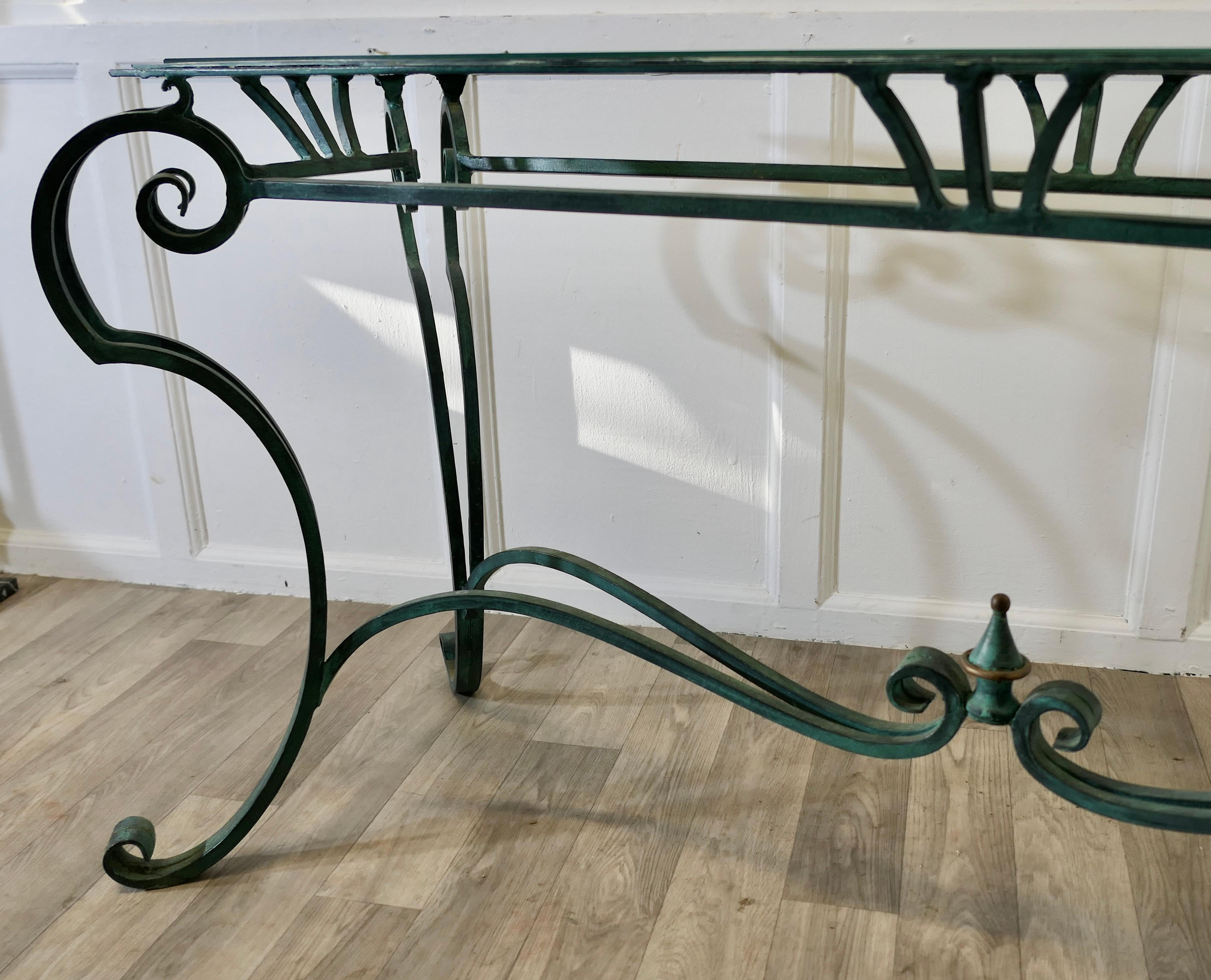 Une courbure française en fer et laiton vert  Table console    C'est une belle table en vente 5
