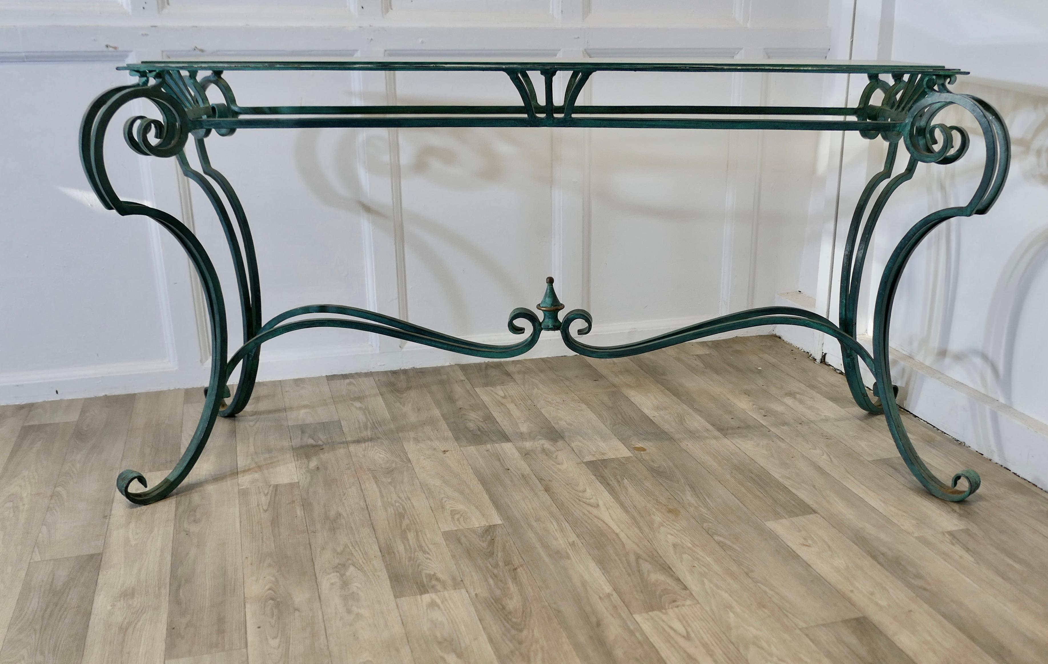 Une courbure française en fer et laiton vert  Table console 

 Il s'agit d'une belle table de style français, avec les pieds classiques profondément courbés et un châssis central similaire. La base est forgée en fer forgé et décorée d'un effet de