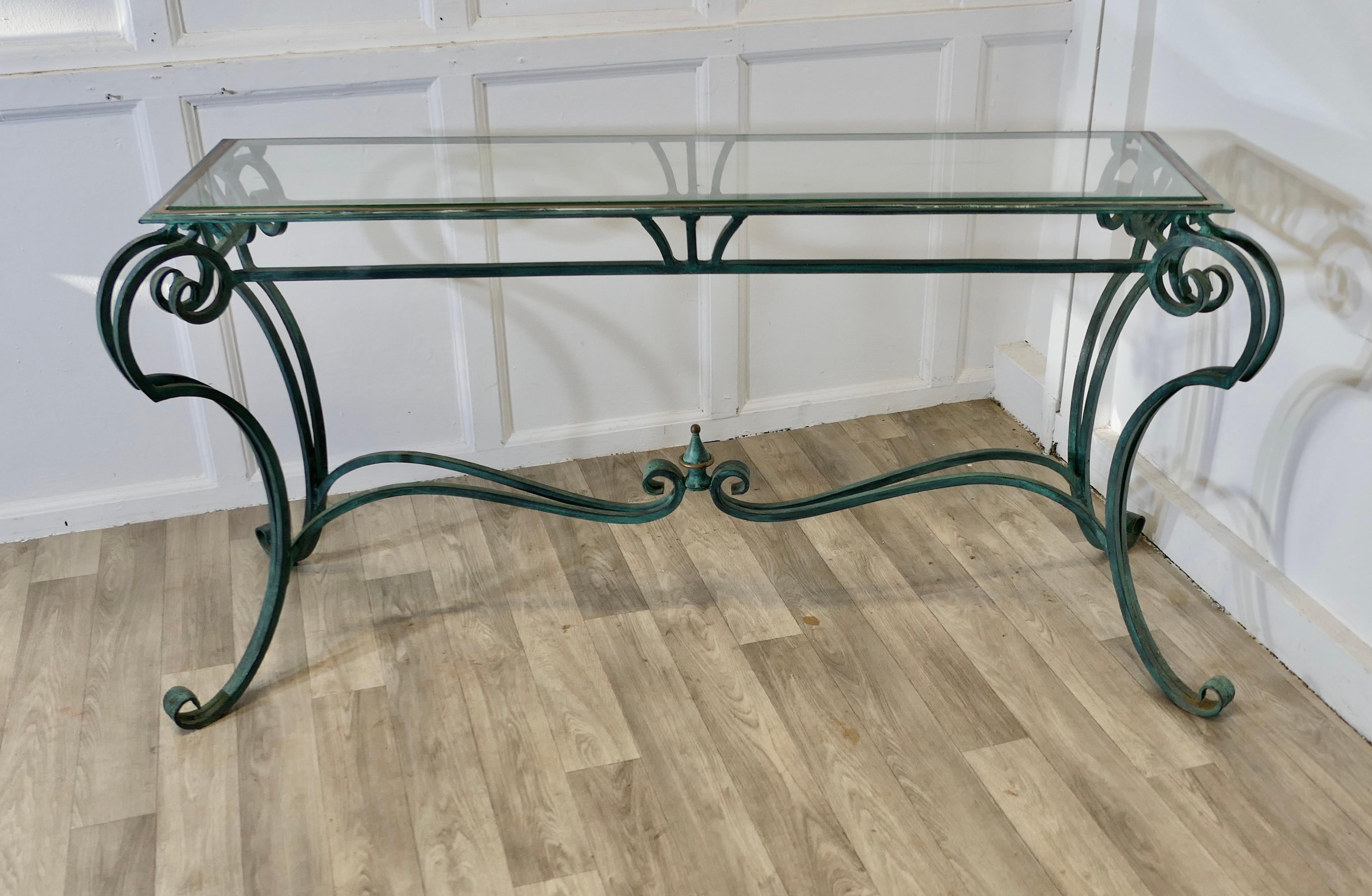 Provincial français Une courbure française en fer et laiton vert  Table console    C'est une belle table en vente