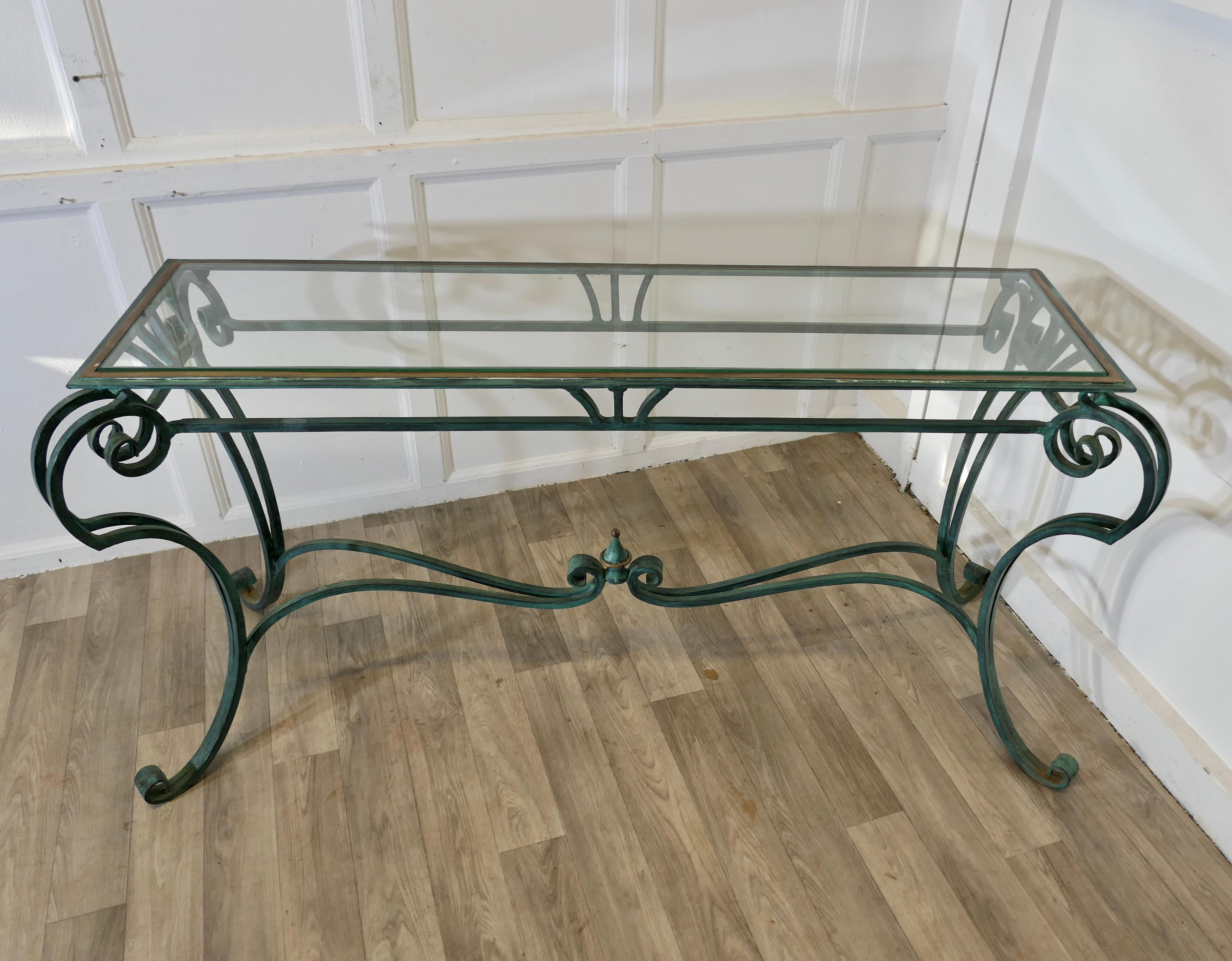 Une courbure française en fer et laiton vert  Table console    C'est une belle table Bon état - En vente à Godshill, Isle of Wight