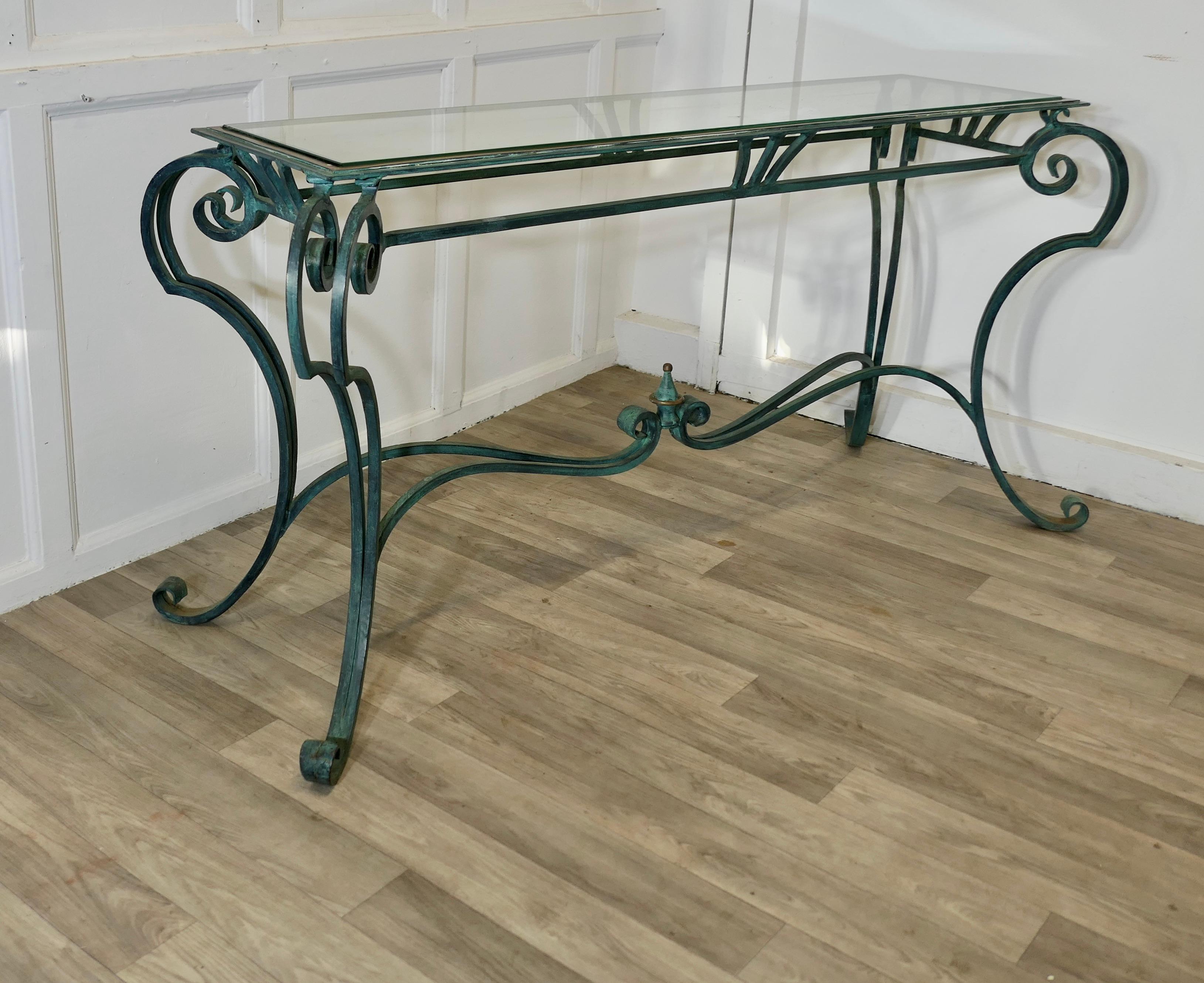 Début du 20ème siècle Une courbure française en fer et laiton vert  Table console    C'est une belle table en vente