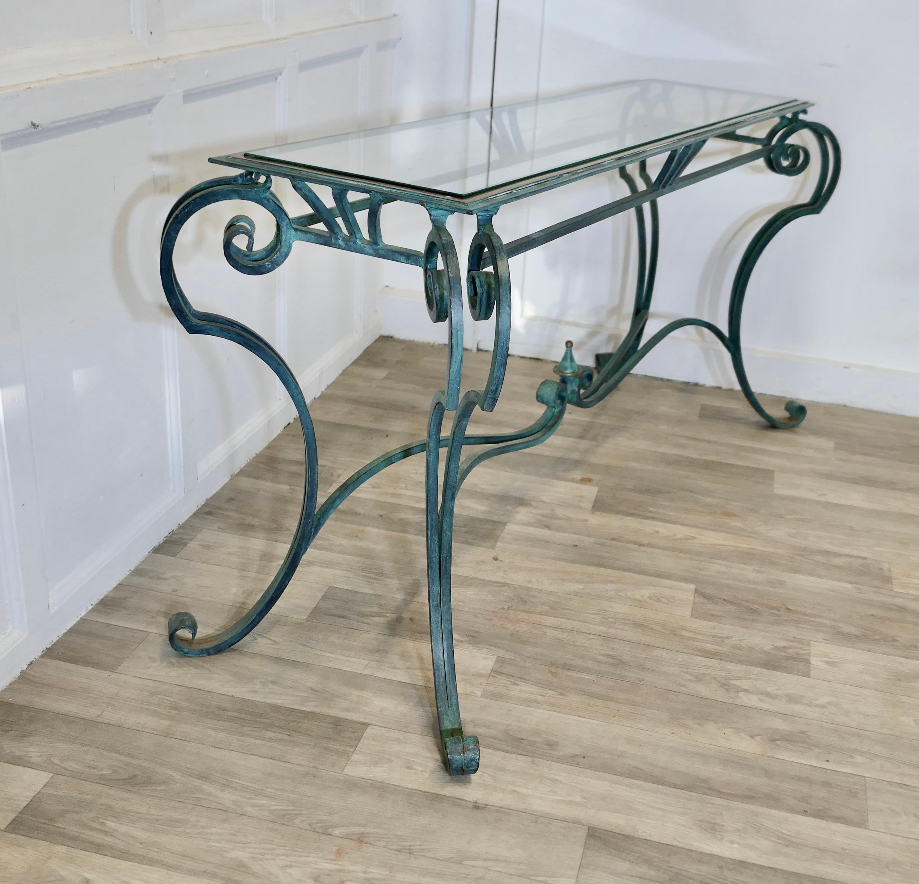 Fer Une courbure française en fer et laiton vert  Table console    C'est une belle table en vente