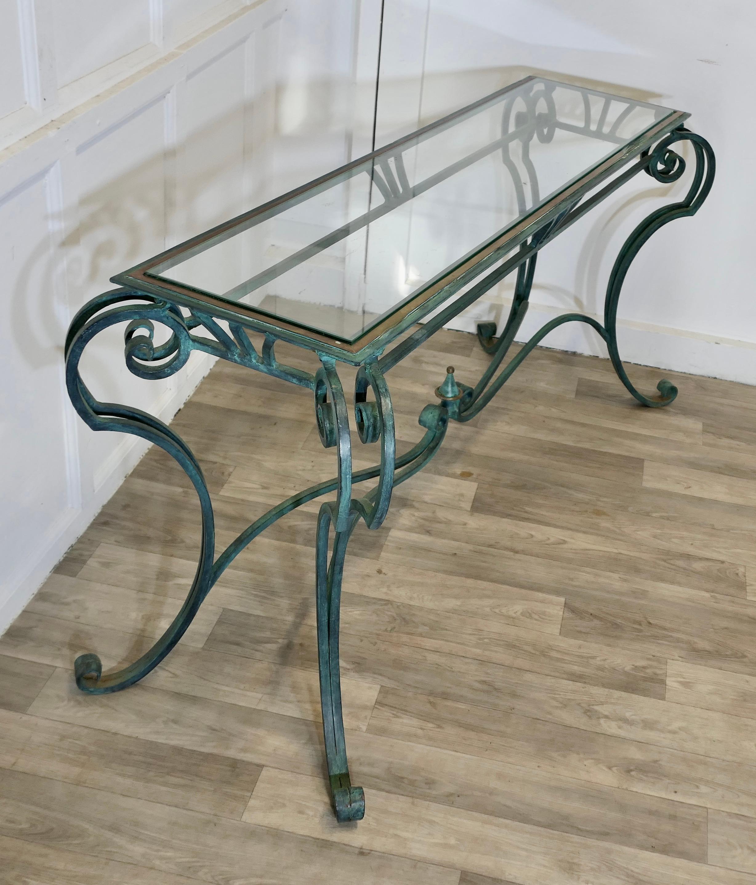 Une courbure française en fer et laiton vert  Table console    C'est une belle table en vente 1