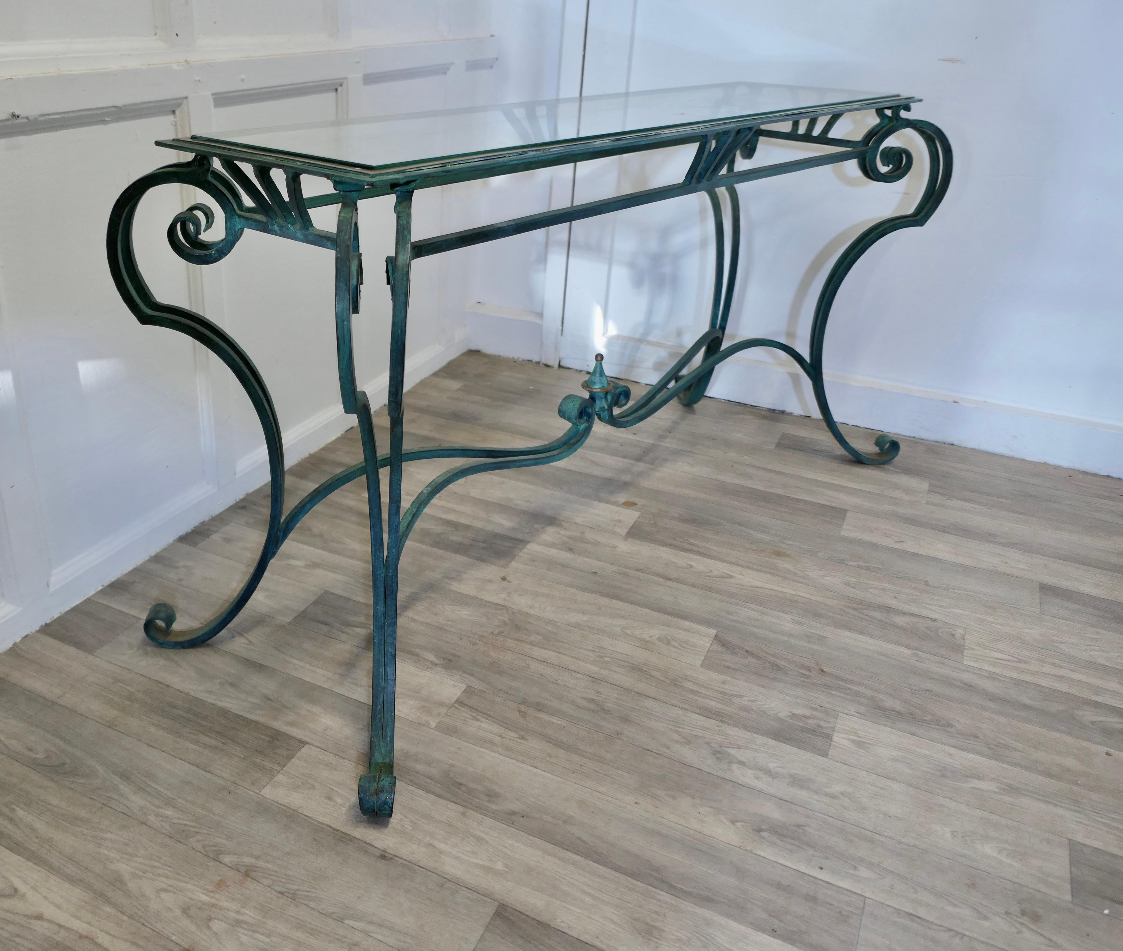 Une courbure française en fer et laiton vert  Table console    C'est une belle table en vente 2
