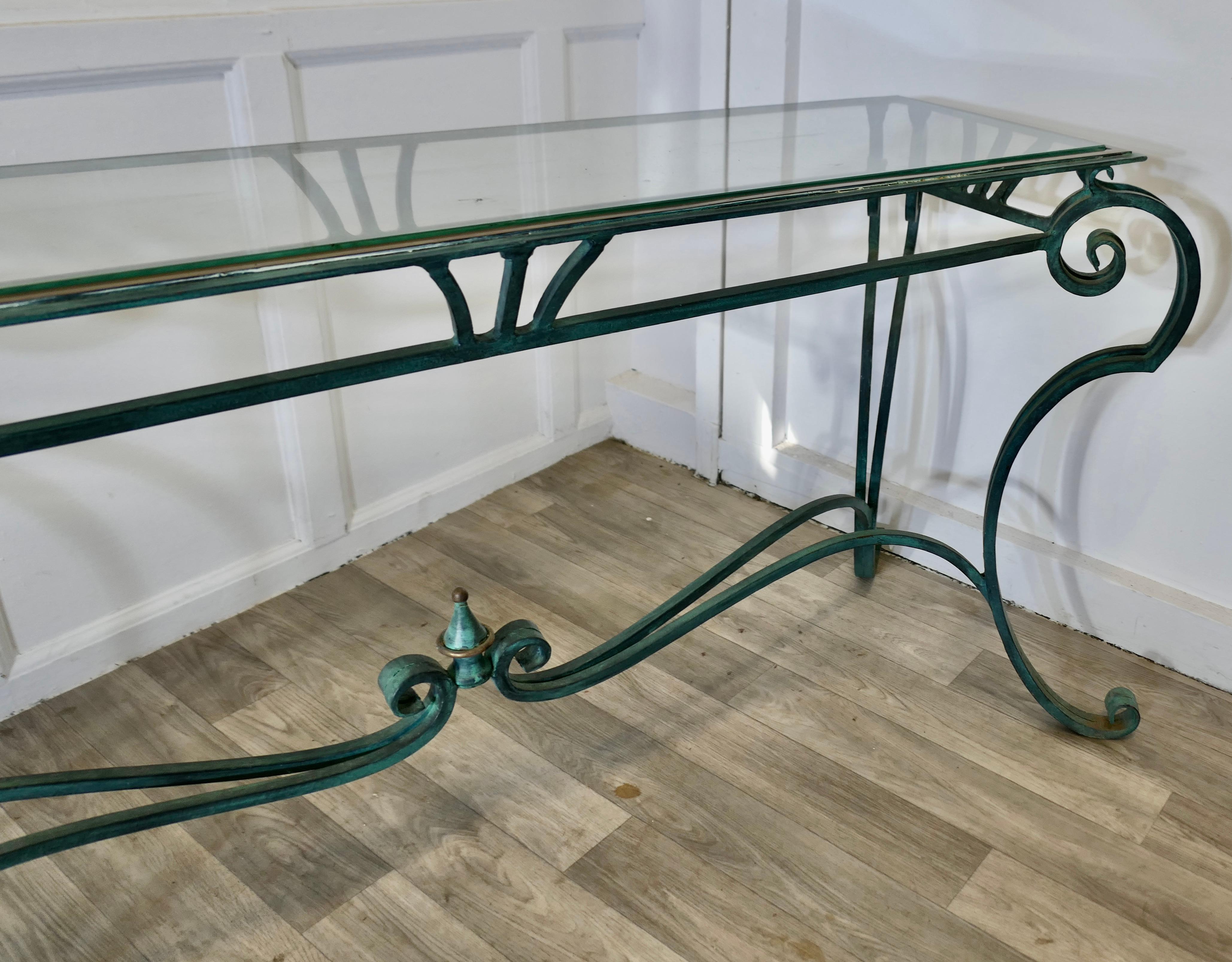 Une courbure française en fer et laiton vert  Table console    C'est une belle table en vente 3