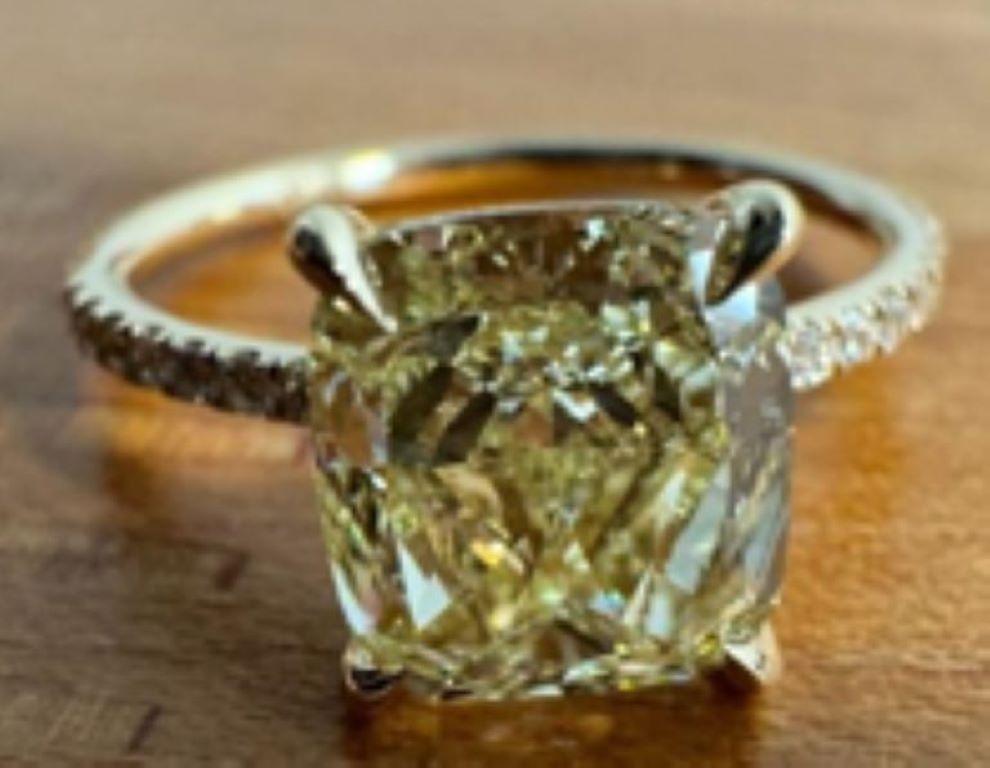 Taille coussin Bague en diamant jaune fantaisie de 2,03 carats, taille coussin en vente