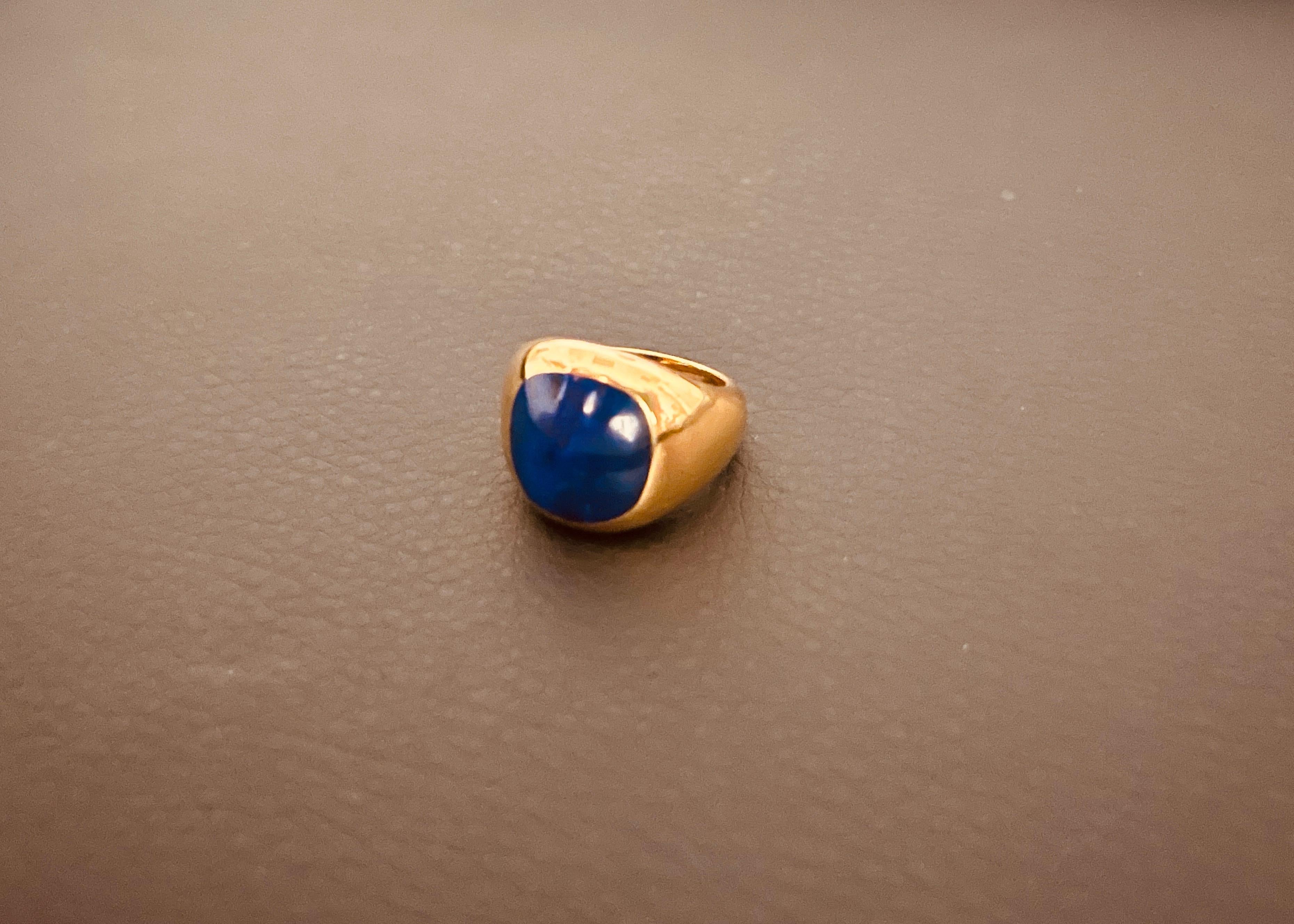 A Cushion Shaped Lapis Lazuli Mounted In a 18 Carat Yellow Gold Signet Ring  For Sale 5