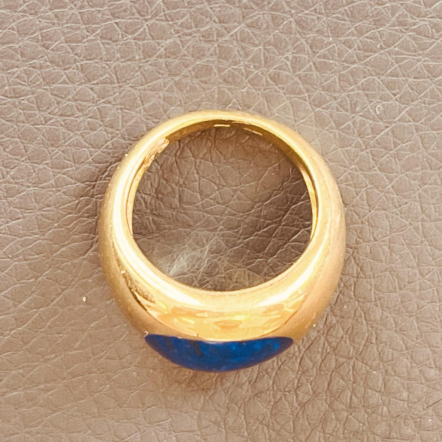 A Cushion Shaped Lapis Lazuli Mounted In a 18 Carat Yellow Gold Signet Ring  For Sale 6