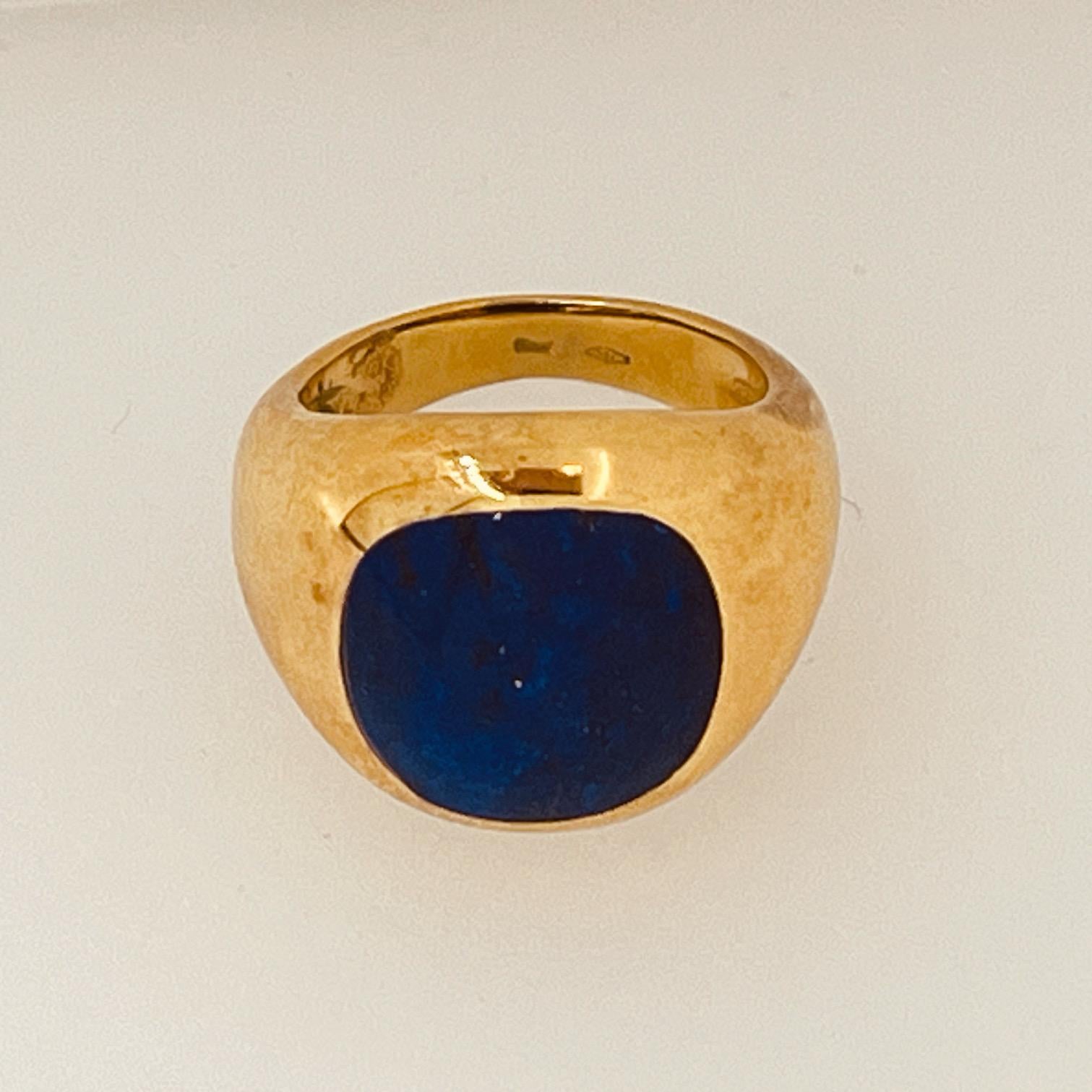 A Cushion Shaped Lapis Lazuli Mounted In a 18 Carat Yellow Gold Signet Ring  For Sale 3
