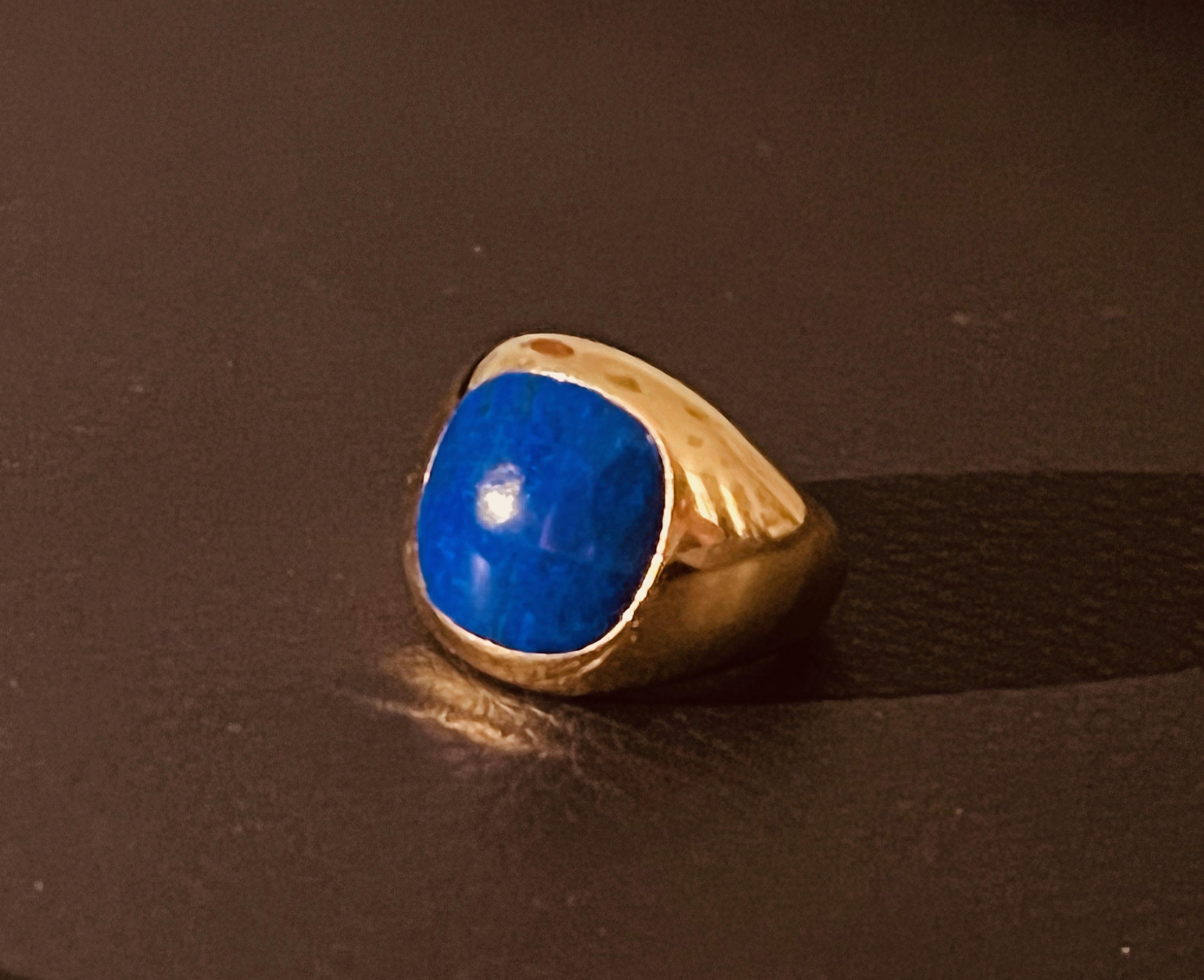 A Cushion Shaped Lapis Lazuli Mounted In a 18 Carat Yellow Gold Signet Ring  For Sale 1