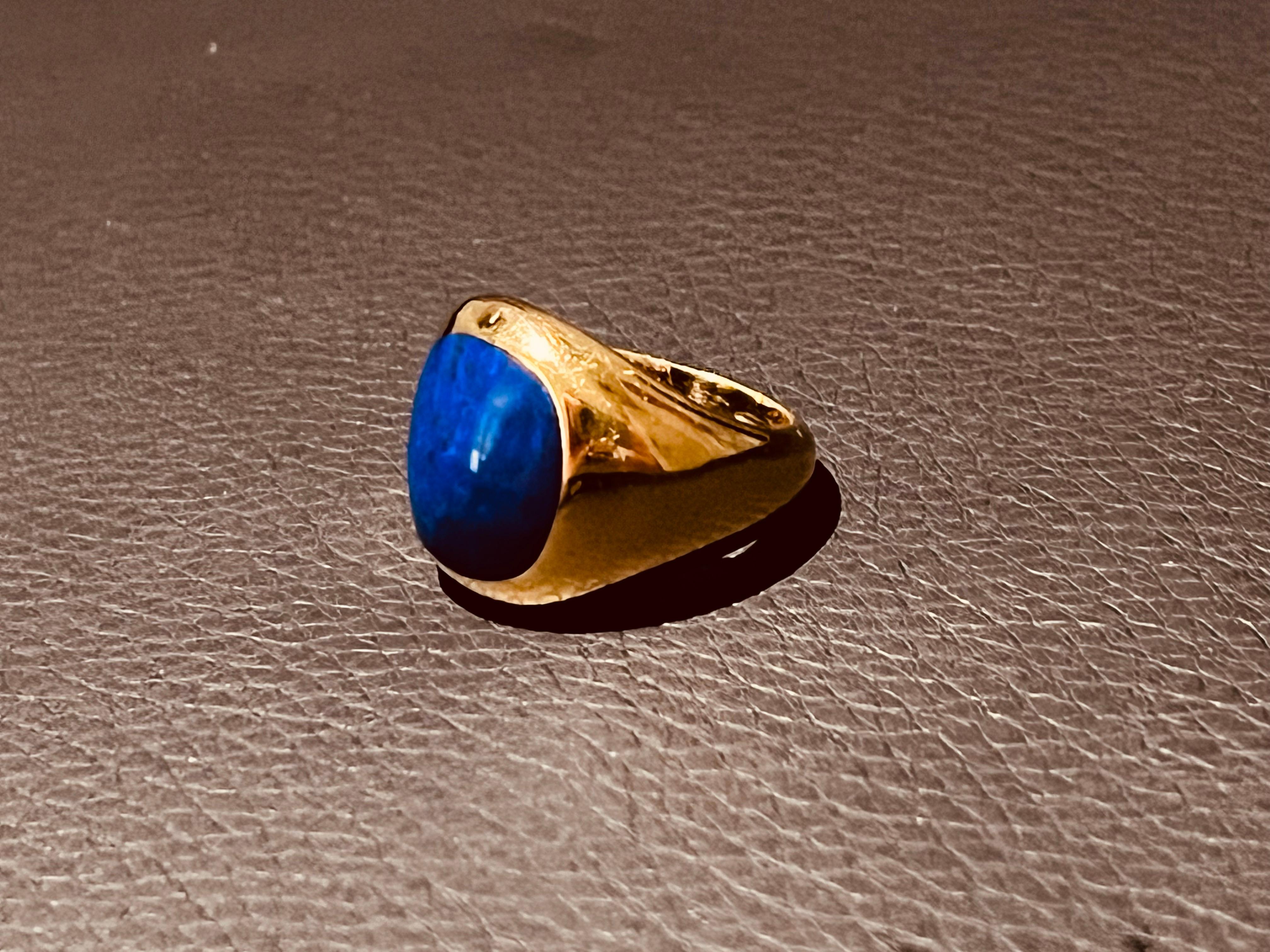 A Cushion Shaped Lapis Lazuli Mounted In a 18 Carat Yellow Gold Signet Ring  For Sale 2