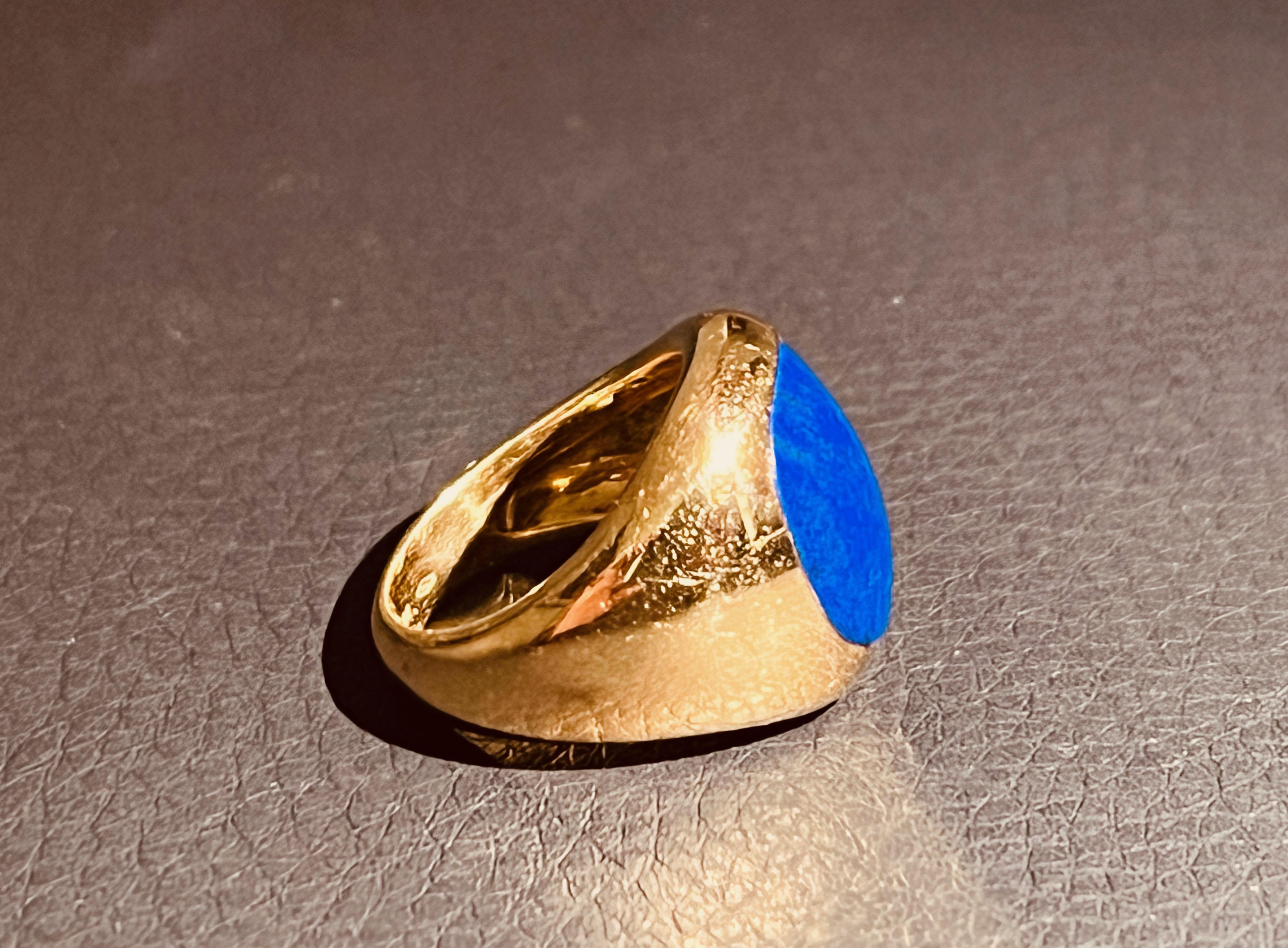 A Cushion Shaped Lapis Lazuli Mounted In a 18 Carat Yellow Gold Signet Ring  For Sale 4