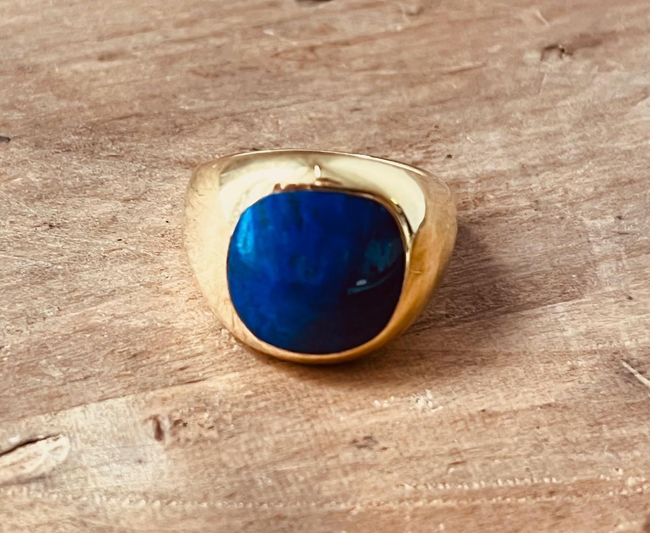 A Cushion Shaped Lapis Lazuli Mounted In a 18 Carat Yellow Gold Signet Ring  For Sale 7