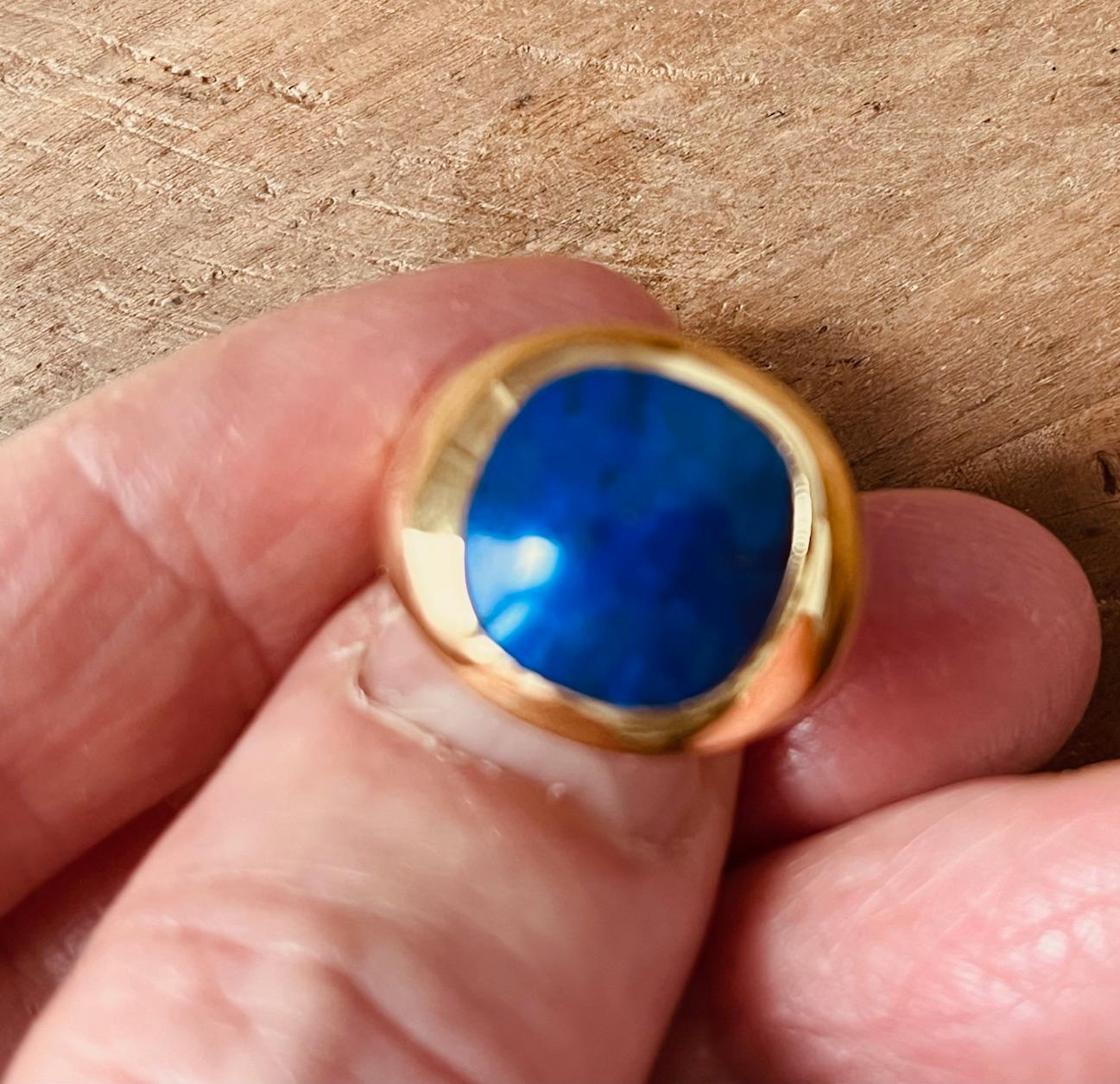 A Cushion Shaped Lapis Lazuli Mounted In a 18 Carat Yellow Gold Signet Ring  For Sale 8