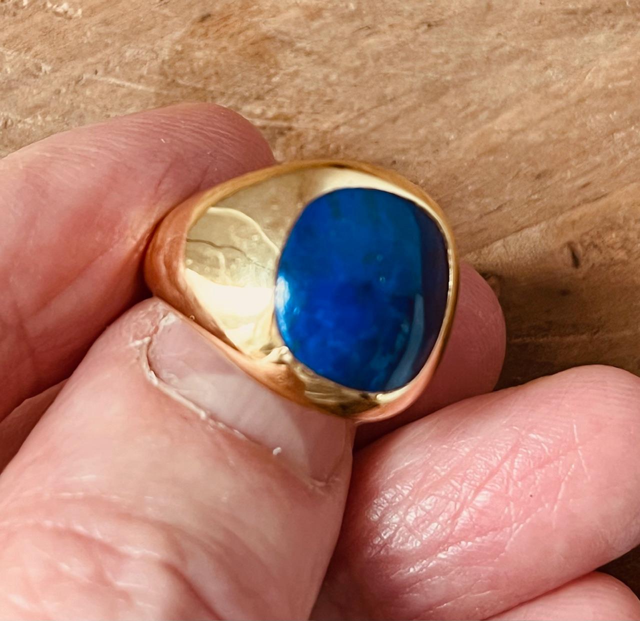 A Cushion Shaped Lapis Lazuli Mounted In a 18 Carat Yellow Gold Signet Ring  In Excellent Condition For Sale In London, GB
